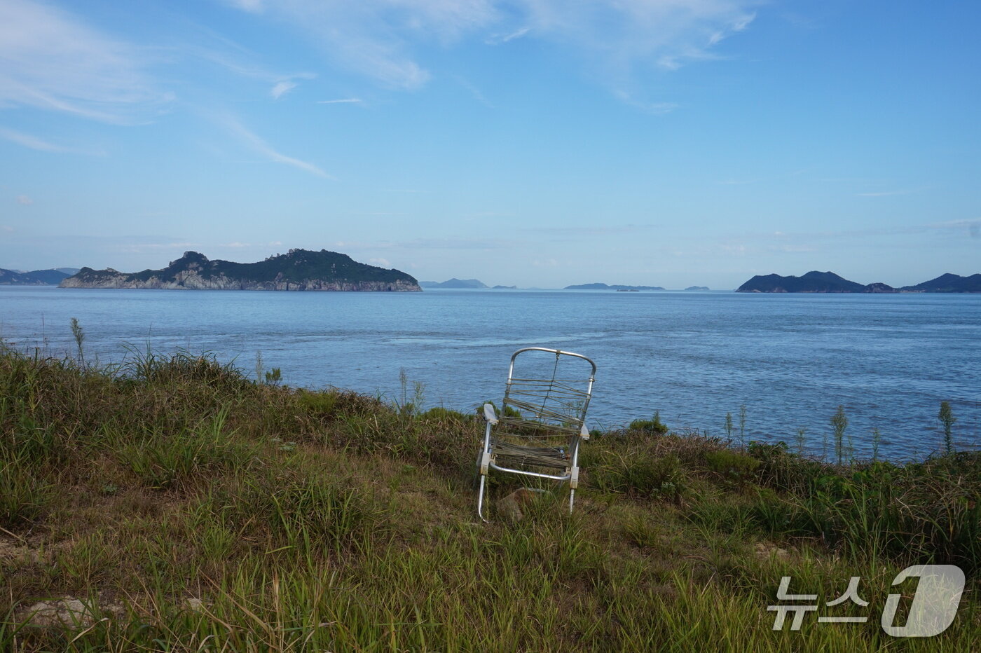 본문 이미지 -  &#39;목걷재&#39;에서 바라 본 풍경. 왼쪽의 섬이 특정도서로 관리되고 있는 백야도이다. 2025.10.31/뉴스1 ⓒ News1 조영석 기자