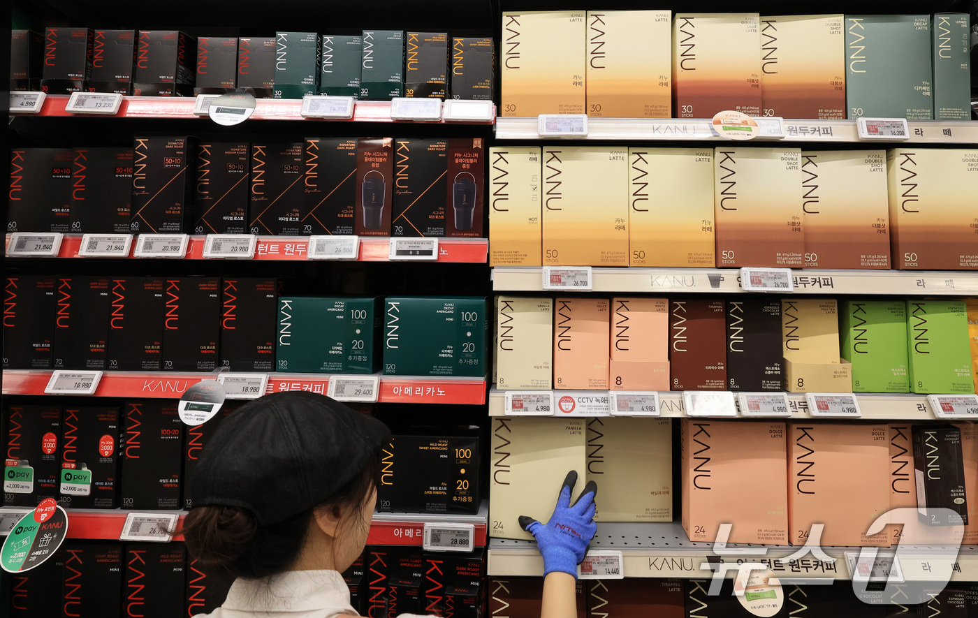 (서울=뉴스1) 이호윤 기자 = 한국소비자단체협의회 물가감시센터는 3분기 서울과 경기의 420개 유통업체에서 판매한 생활필수품과 공산품 38개 품목 가격이 평균 3.3% 올랐다고 …