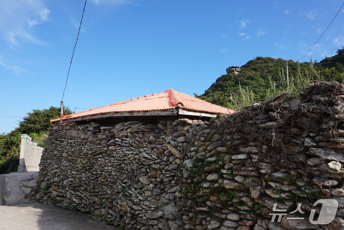 본문 이미지 -  내병도 돌담. 거센 바람을 막기 위해 돌담이 처마 끝에 닿았다. 2025.10.31/뉴스1 ⓒ News1 조영석 기자