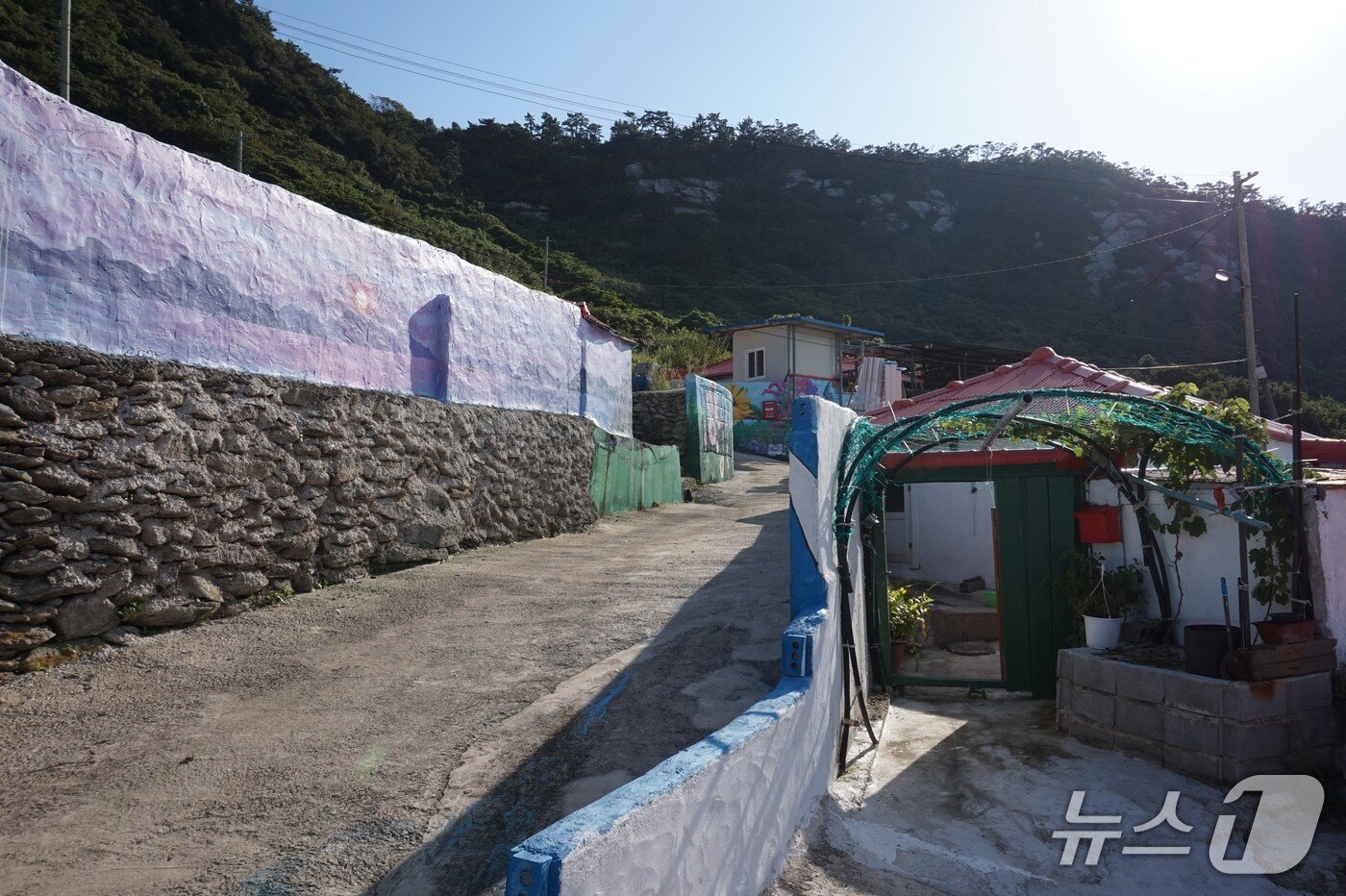 본문 이미지 - 내병도에서는 마을 골목길과 민가가 잘 어울리는 조합으로 자리해 하나의 풍경이 된다.  2025.10.31/뉴스1 ⓒ News1 조영석 기자