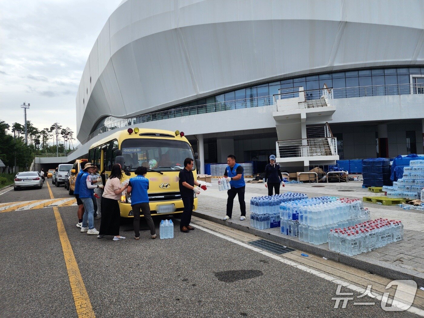 본문 이미지 - 지난 여름 강릉 가뭄사태 당시 시민 식수난에 사용하고 남은 생수를 배부하는 모습.&#40;강릉시 제공, 재판매 및 DB 금지&#41; 2025.10.30/뉴스1