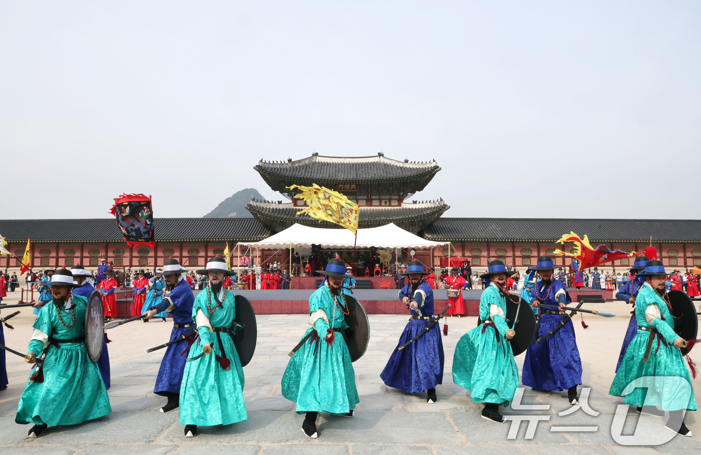 (서울=뉴스1) 이광호 기자 = 30일 오후 서울 종로구 경복궁 흥례문광장에서 열린 궁궐  호위군사열의식 '첩종'에서 신호체계에 따른 진법 시연이 펼쳐지고 있다.종을 연달아 치는 …