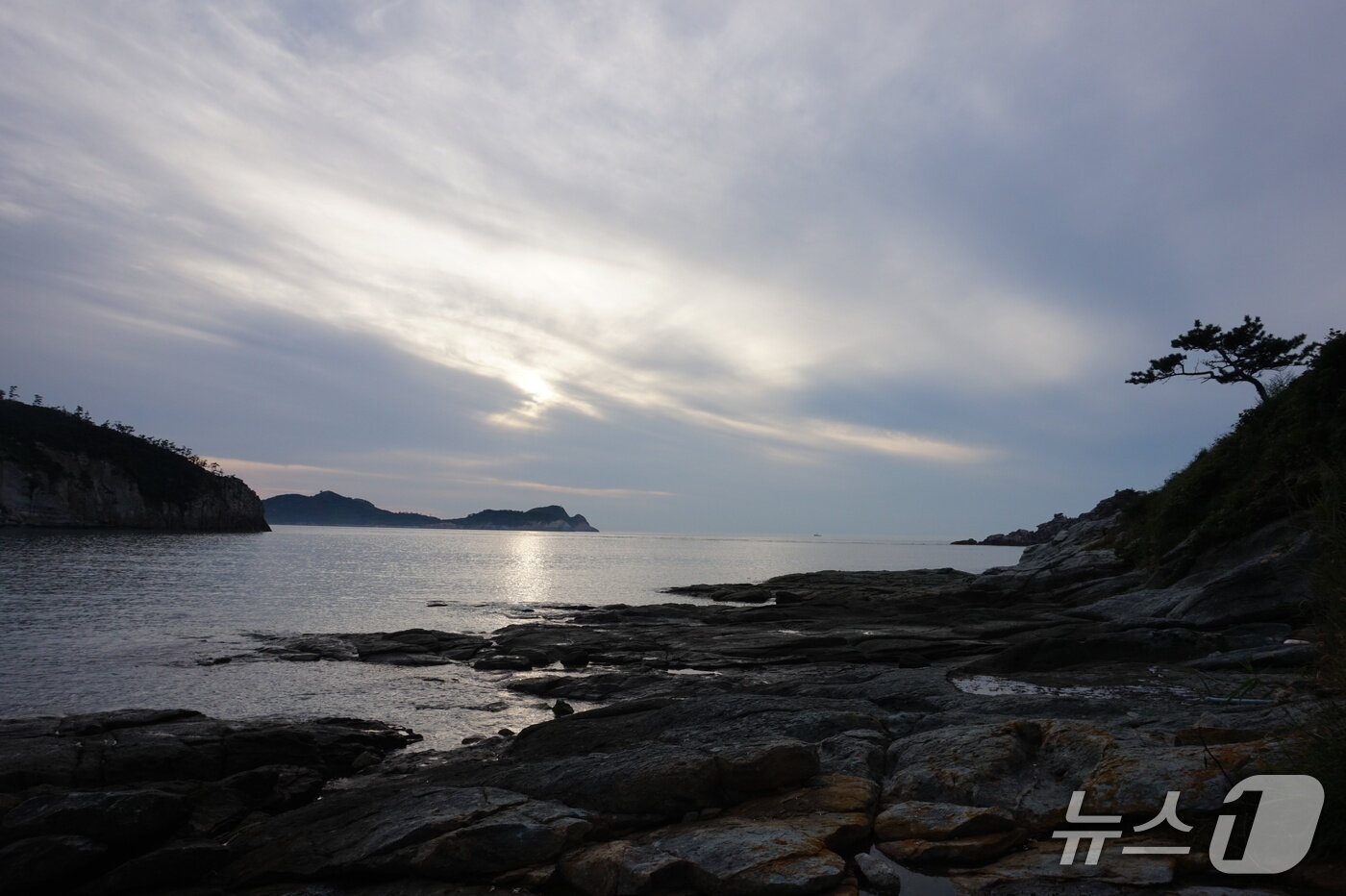 본문 이미지 - 일몰 무렵의 내병도 해안. 바다 건너편으로 외병도가 보인다. 2025.10.31/뉴스1 ⓒ News1 조영석 기자