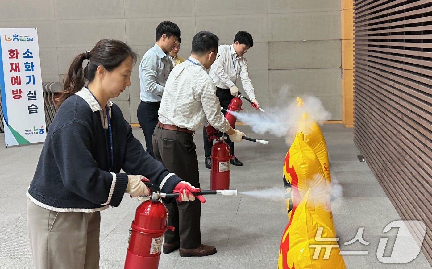 (서울=뉴스1) = 농협중앙회는 30일 화재 등 비상상황 발생 시 직원 안전과 시설물 보호를 위해 '2025 화재대피 기동훈련'을 실시했다고 밝혔다.30일 서울 중구 농협중앙회 건 …