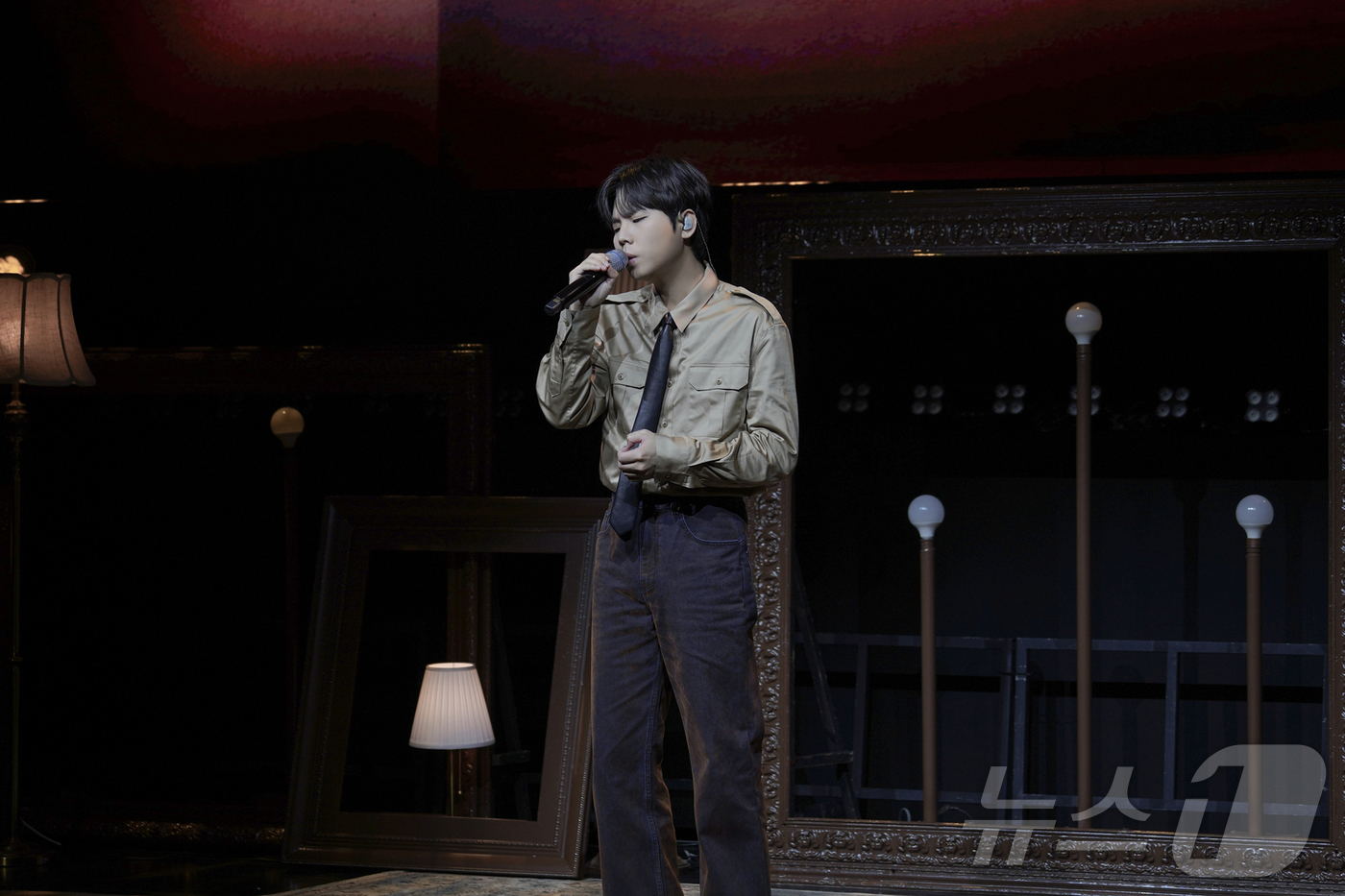 (서울=뉴스1) 김진환 기자 = 가수 정승환이 30일 오후 서울 서대문구 예스24 원더로크홀에서 열린 정규 앨범 '사랑이라 불린' 발매 기념 쇼케이스에서 열정적인 무대를 펼치고 있 …