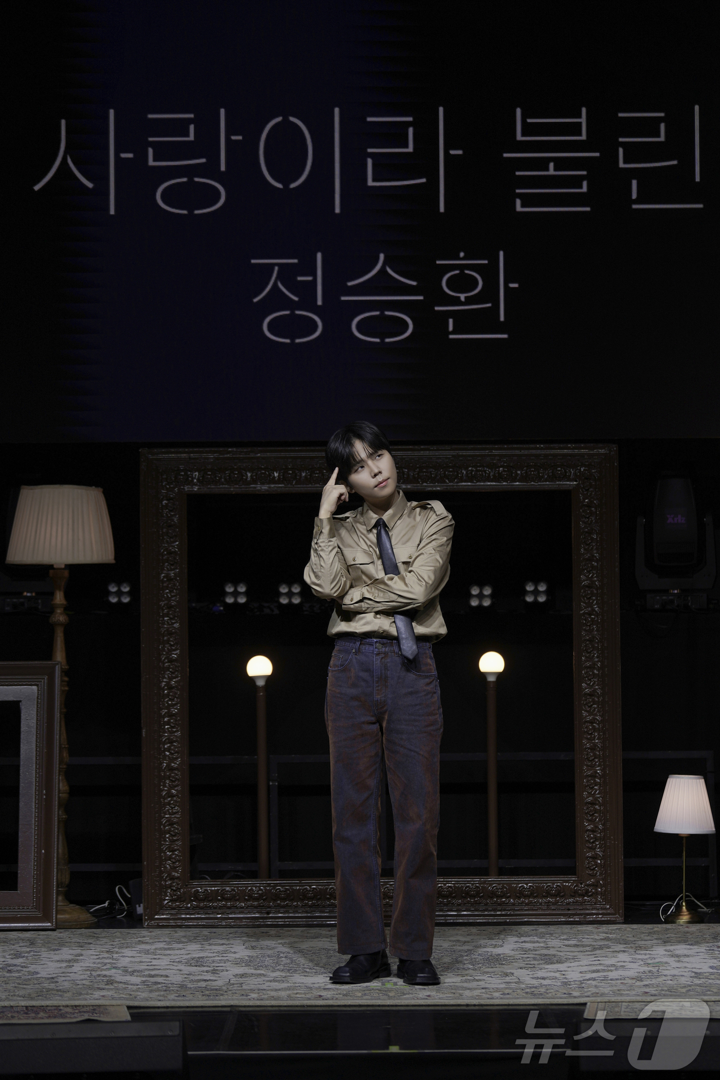 (서울=뉴스1) 김진환 기자 = 가수 정승환이 30일 오후 서울 서대문구 예스24 원더로크홀에서 열린 정규 앨범 '사랑이라 불린' 발매 기념 쇼케이스에 참석해 포즈를 취하고 있다. …