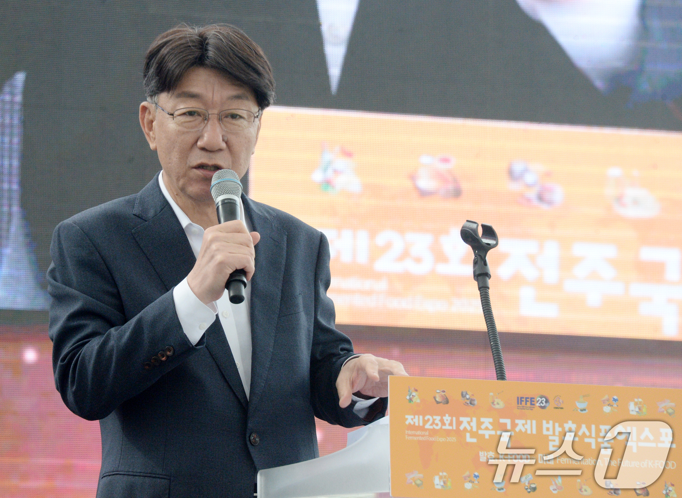 (전주=뉴스1) 유경석 기자 = 우범기 전주시장이 30일 전북 전주시 전주월드컵경기장에서 열린 제23회 전주국제발효식품 엑스포 개막식에 참석해 축사를 하고 있다. 2025.10.3 …