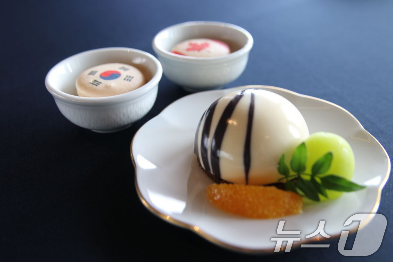 (서울=뉴스1) 허경 기자 = 대통령실이 30일 경북 경주에서 열린 한-캐나다 정상회담 오찬 메뉴를 공개했다. 사진은 후식 메뉴인 월명과 찰보리가배. (대통령실 제공. 재판매 및 …