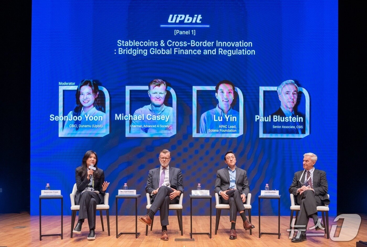 본문 이미지 - 30일 열린 ‘퓨처테크포럼 디지털자산’에서 &#40;왼쪽부터&#41; 윤선주 두나무 CBIO, 마이클 케이시 MIT 미디어랩 디지털 화폐 이니셔티브 수석 고문, 루 인 솔라나 재단 APAC 사업개발 총괄, 폴 블루스타인 금융 저널리스트∙‘킹달러’ 저자가 ‘스테이블코인과 국경간 혁신’을 주제로 패널 토론을 진행하고 있다. 두나무 제공.
