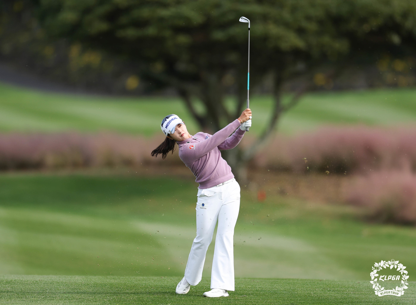 (서울=뉴스1) = 박현경이 30일 제주시에 위치한 엘리시안 제주CC에서 열린 'S-OIL 챔피언십 2025' 1라운드 2번 홀에서 아이언샷을 하고 있다. (KLPGA 제공. 재판 …
