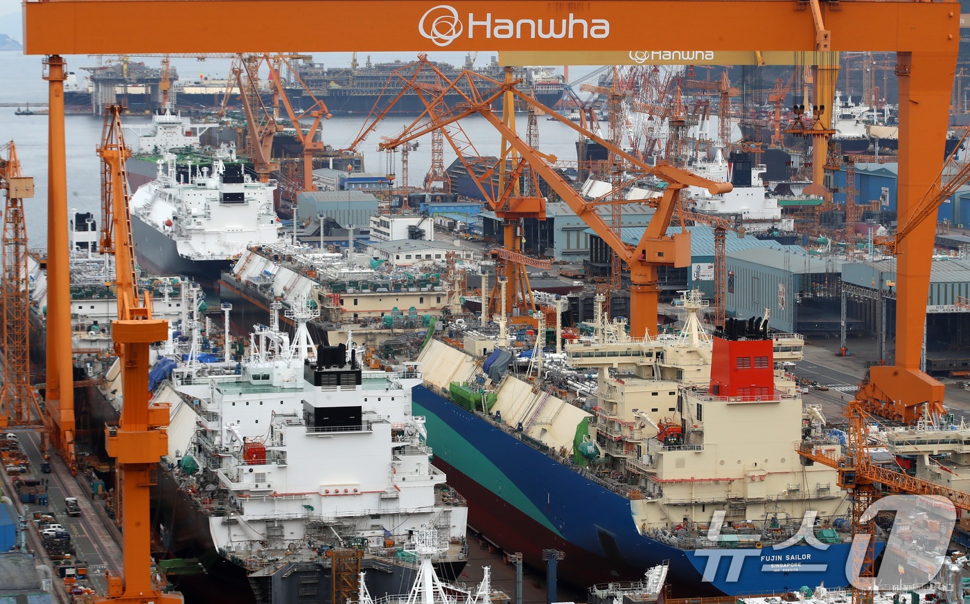 (거제=뉴스1) 윤일지 기자 = 도널드 트럼프 미국 대통령이 한국의 핵 추진 잠수함 건조를 승인한 30일 경남 거제시 한화오션 거제사업장에 대형 크레인과 건조 중인 선박이 보이고 …