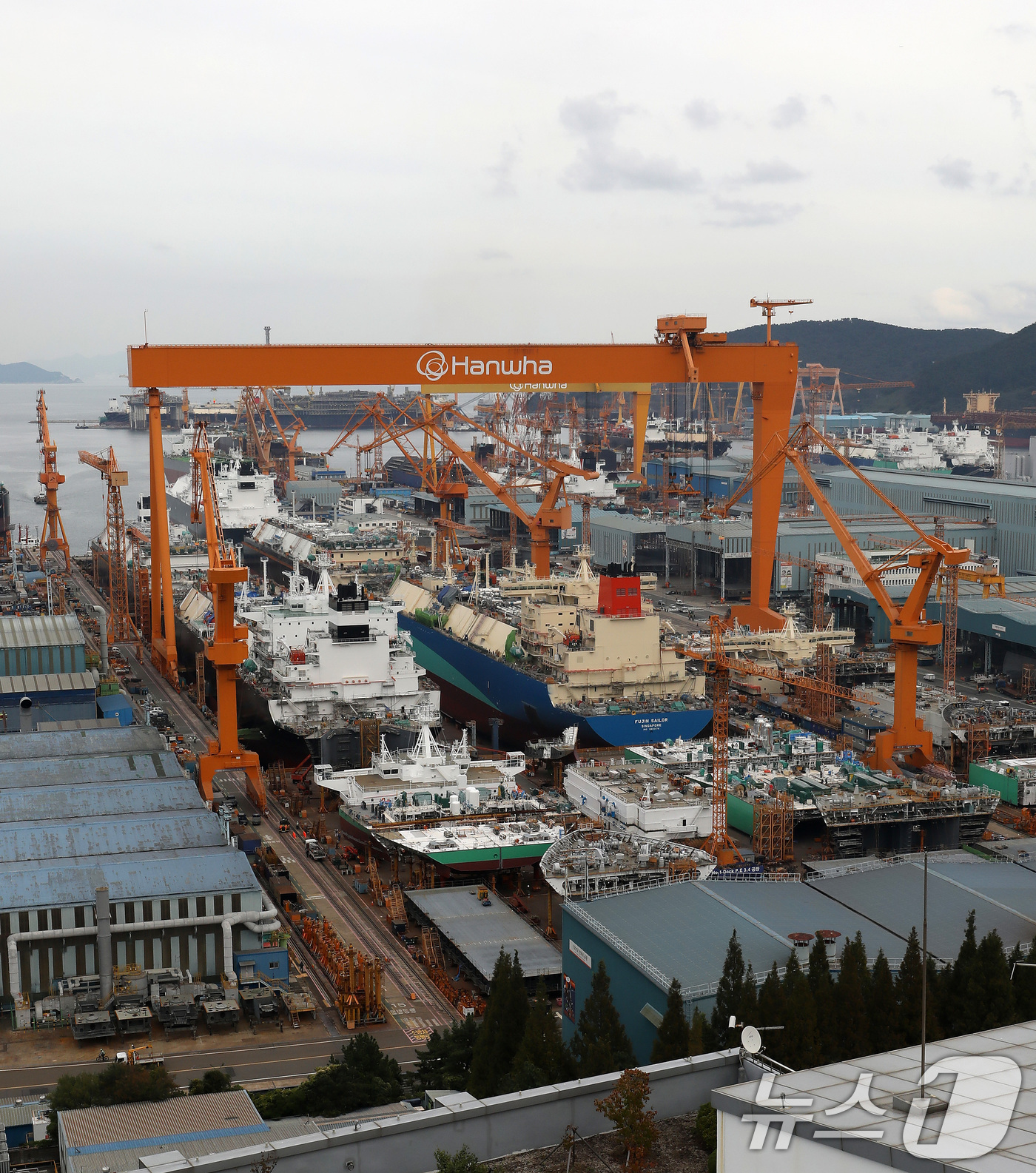 (거제=뉴스1) 윤일지 기자 = 도널드 트럼프 미국 대통령이 한국의 핵 추진 잠수함 건조를 승인한 30일 경남 거제시 한화오션 거제사업장에 대형 크레인과 건조 중인 선박이 보이고 …