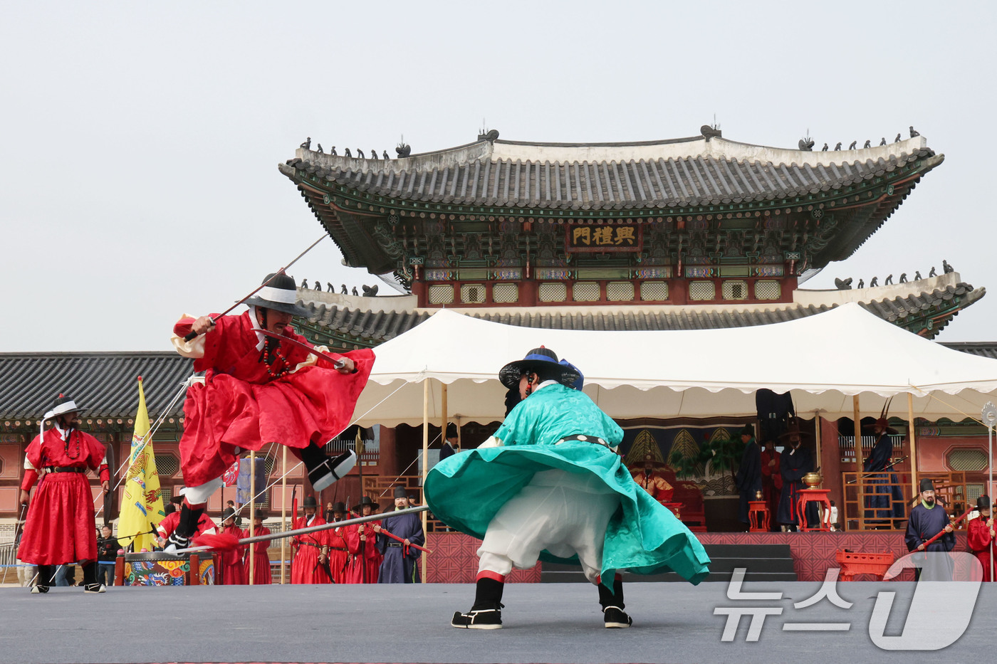 (서울=뉴스1) 이광호 기자 = 30일 오후 서울 종로구 경복궁 흥례문광장에서 열린 궁궐  호위군 사열의식 '첩종'에서 무예 시연이 펼쳐지고 있다.종을 연달아 치는 것을 뜻하는 첩 …