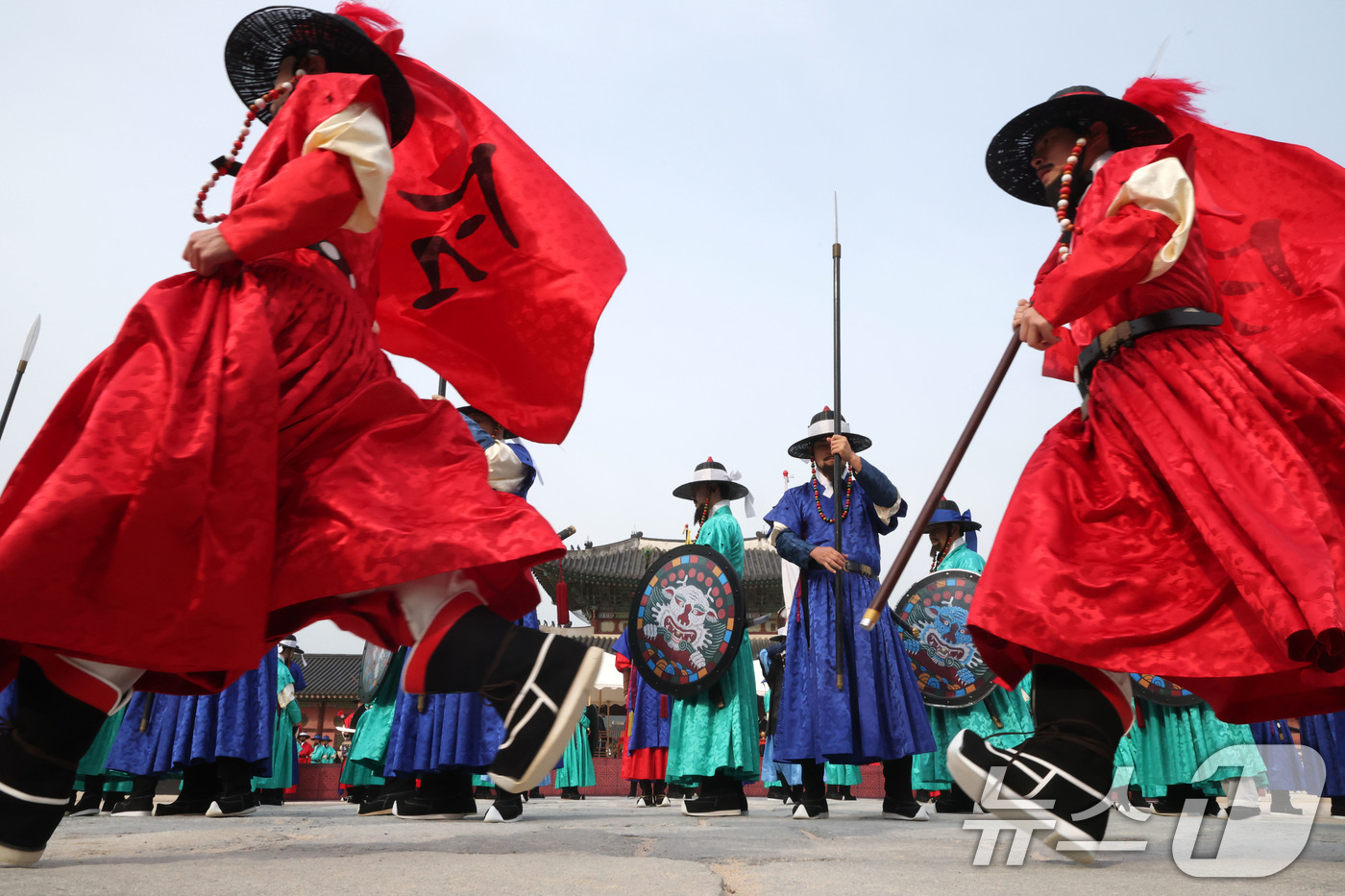 (서울=뉴스1) 이광호 기자 = 30일 오후 서울 종로구 경복궁 흥례문광장에서 열린 궁궐  호위군사열의식 '첩종'에서 신호체계에 따른 진법 시연이 펼쳐지고 있다.종을 연달아 치는 …