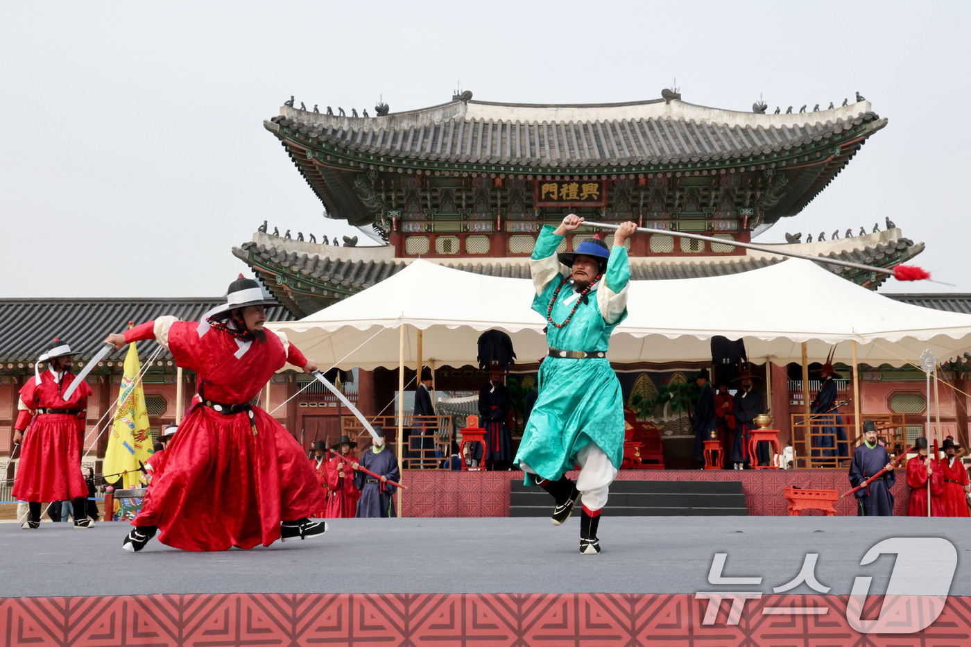 (서울=뉴스1) 이광호 기자 = 30일 오후 서울 종로구 경복궁 흥례문광장에서 열린 궁궐  호위군 사열의식 '첩종'에서 무예 시연이 펼쳐지고 있다.종을 연달아 치는 것을 뜻하는 첩 …