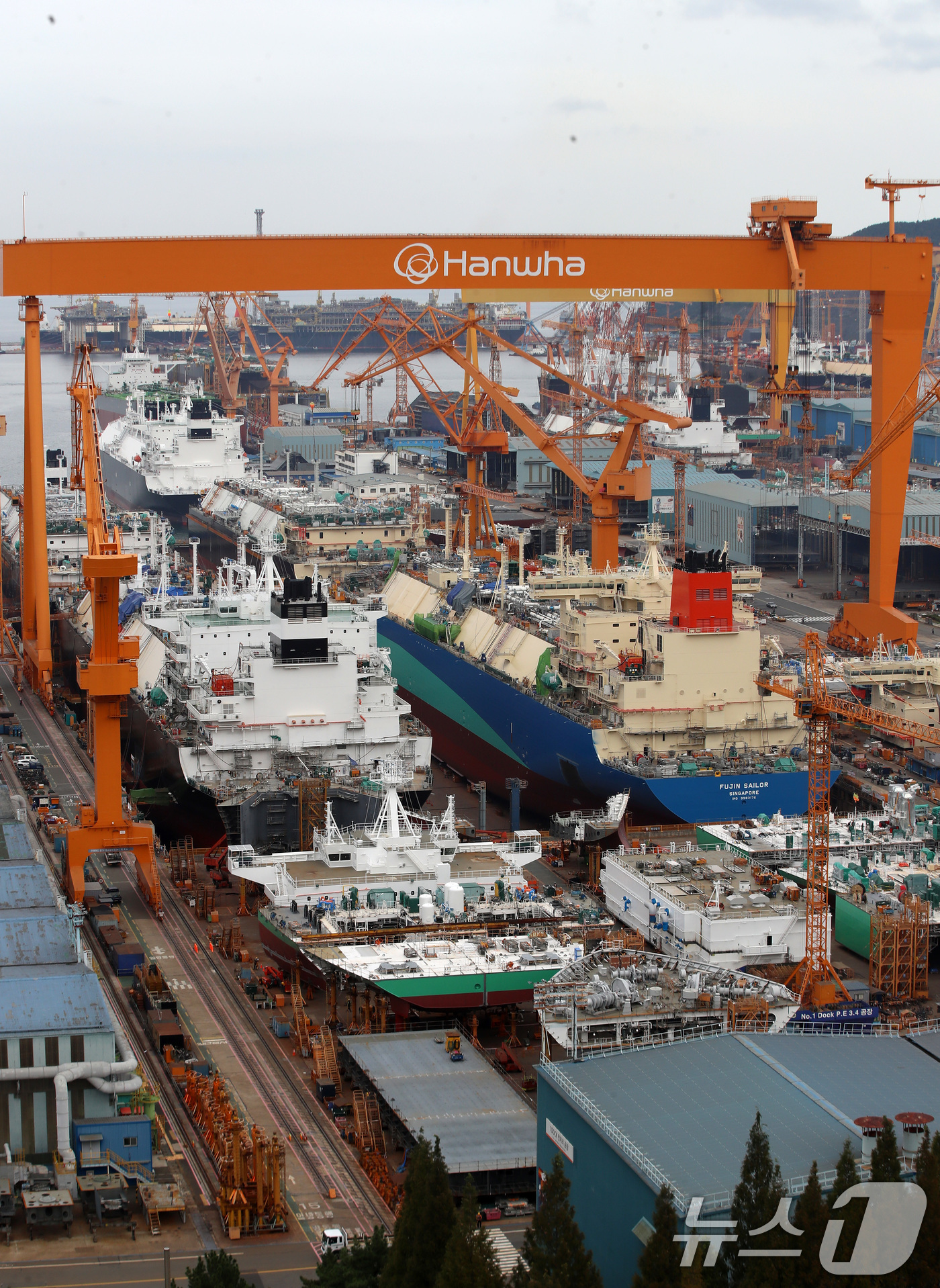 (거제=뉴스1) 윤일지 기자 = 도널드 트럼프 미국 대통령이 한국의 핵 추진 잠수함 건조를 승인한 30일 경남 거제시 한화오션 거제사업장에 대형 크레인과 건조 중인 선박이 보이고 …