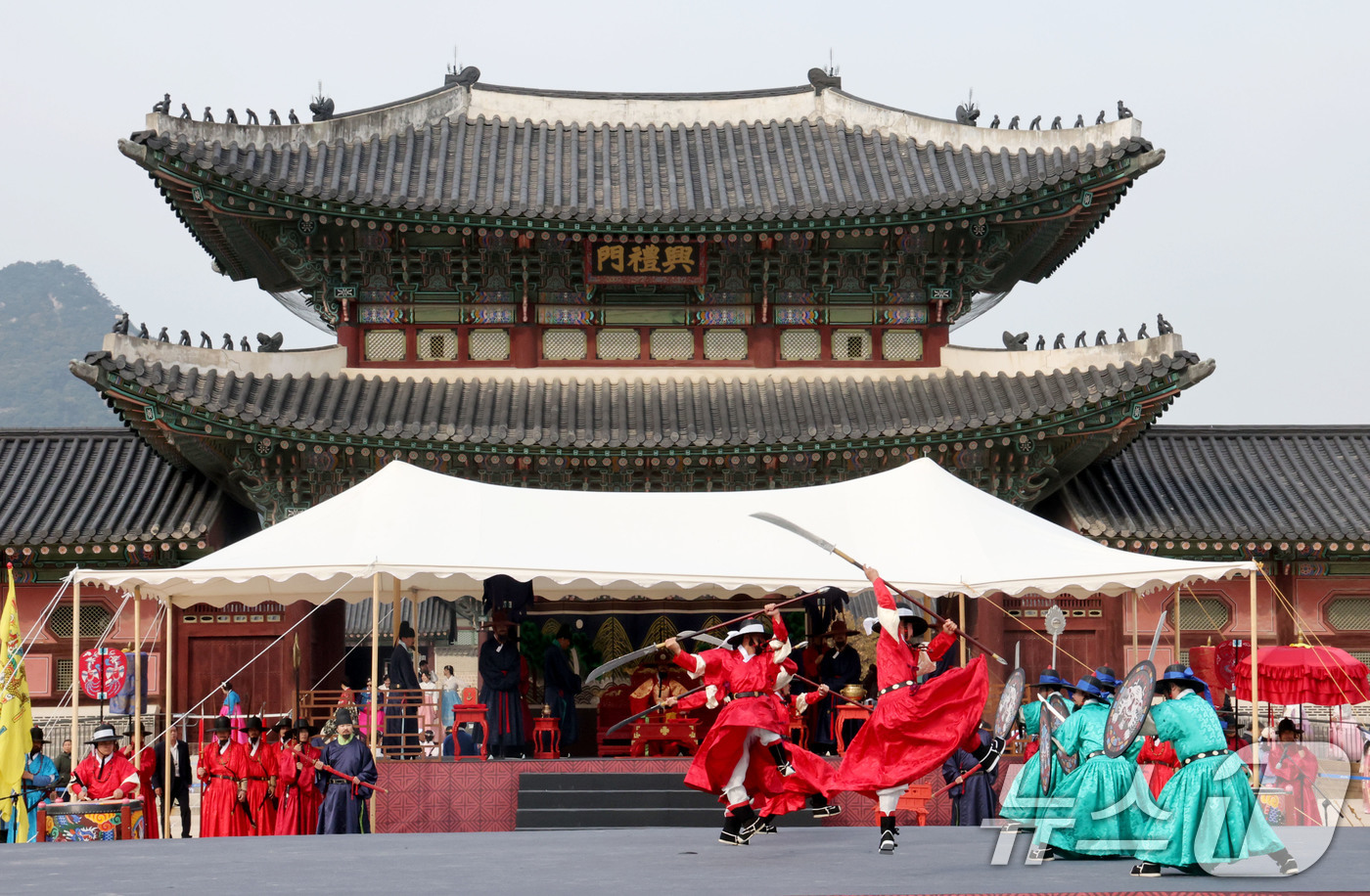 (서울=뉴스1) 이광호 기자 = 30일 오후 서울 종로구 경복궁 흥례문광장에서 열린 궁궐  호위군 사열의식 '첩종'에서 무예 시연이 펼쳐지고 있다.종을 연달아 치는 것을 뜻하는 첩 …