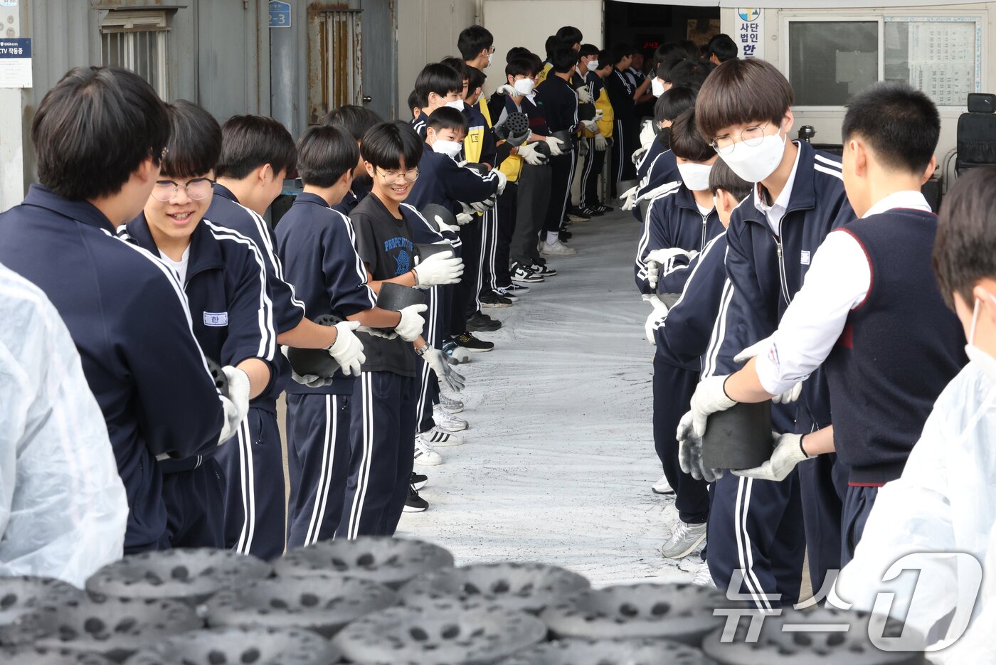 본문 이미지 - 30일 경기 평택시의 한 장애인 단체에서 한광중학교 학생들이 연탄 나눔 봉사활동을 하고 있다. 한광중학교는 올해 평택시 관내 취약계층 8가구에 연탄 4000장을 기부할 예정이며 지난 2013년부터 올해까지 누적 5만 7400장의 연탄을 기부했다. 2025.10.30/뉴스1 ⓒ News1 김영운 기자