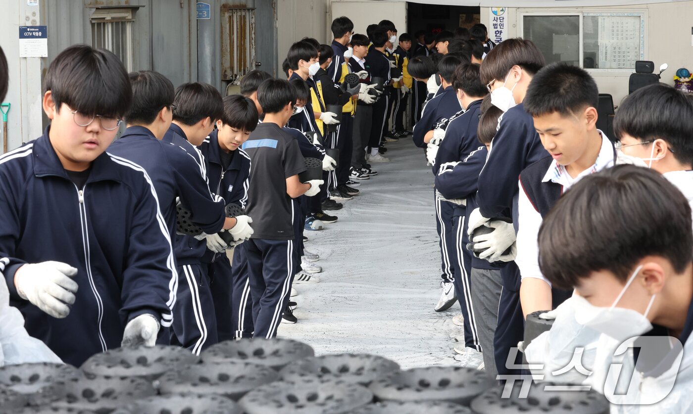 본문 이미지 - 30일 경기 평택시의 한 장애인 단체에서 한광중학교 학생들이 연탄 나눔 봉사활동을 하고 있다. 한광중학교는 올해 평택시 관내 취약계층 8가구에 연탄 4000장을 기부할 예정이며 지난 2013년부터 올해까지 누적 5만 7400장의 연탄을 기부했다. 2025.10.30/뉴스1 ⓒ News1 김영운 기자