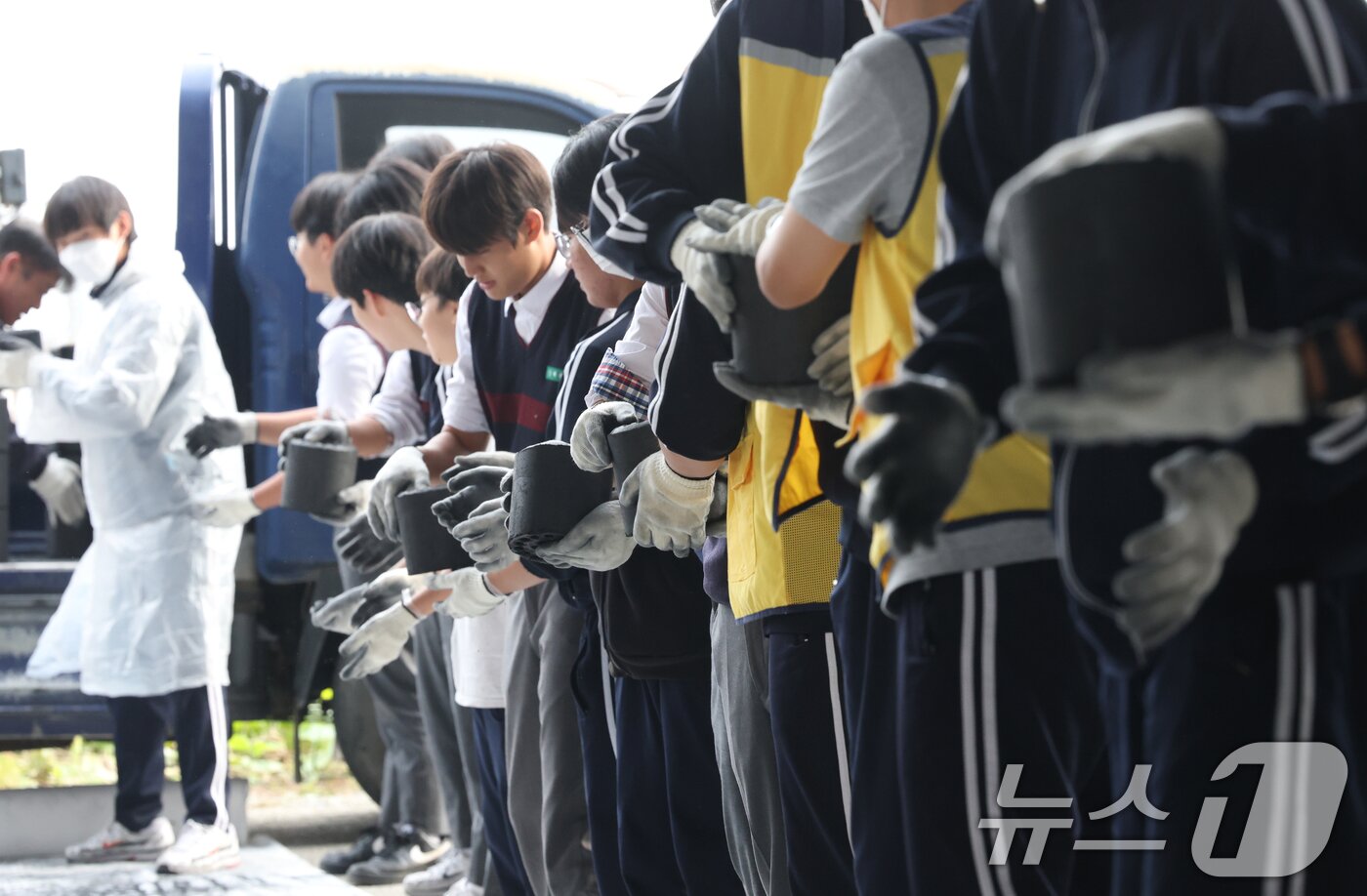 본문 이미지 - 30일 경기 평택시의 한 장애인 단체에서 한광중학교 학생들이 연탄 나눔 봉사활동을 하고 있다. 한광중학교는 올해 평택시 관내 취약계층 8가구에 연탄 4000장을 기부할 예정이며 지난 2013년부터 올해까지 누적 5만 7400장의 연탄을 기부했다. 2025.10.30/뉴스1 ⓒ News1 김영운 기자