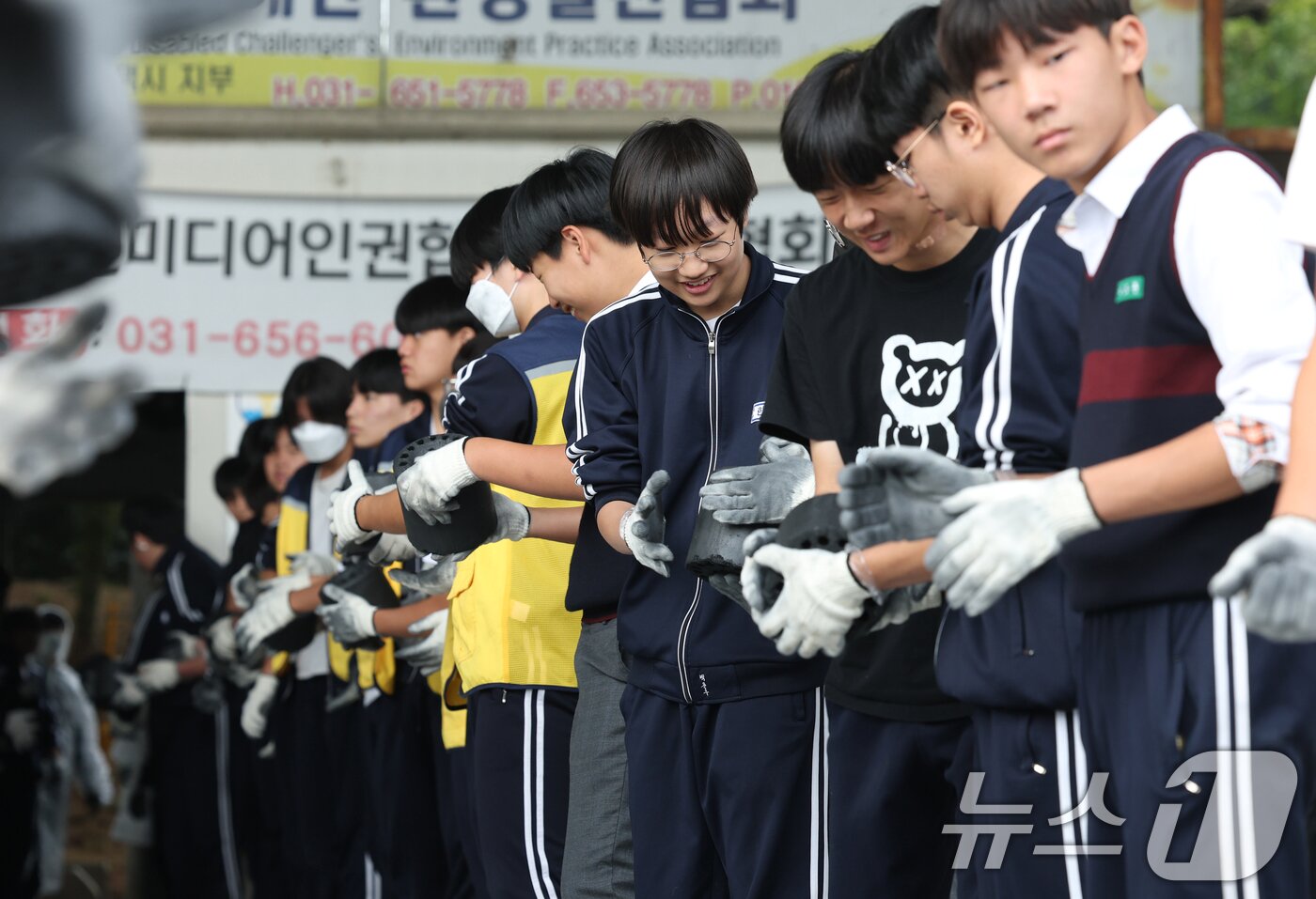 본문 이미지 - 30일 경기 평택시의 한 장애인 단체에서 한광중학교 학생들이 연탄 나눔 봉사활동을 하고 있다. 한광중학교는 올해 평택시 관내 취약계층 8가구에 연탄 4000장을 기부할 예정이며 지난 2013년부터 올해까지 누적 5만 7400장의 연탄을 기부했다. 2025.10.30/뉴스1 ⓒ News1 김영운 기자