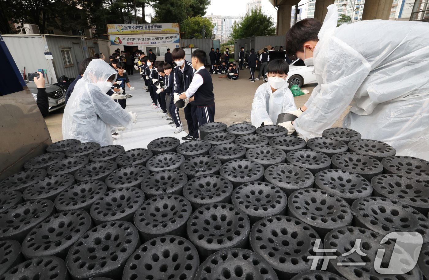 (평택=뉴스1) 김영운 기자 = 30일 경기 평택시의 한 장애인 단체에서 한광중학교 학생들이 연탄 나눔 봉사활동을 하고 있다.한광중학교는 올해 평택시 관내 취약계층 8가구에 연탄 …