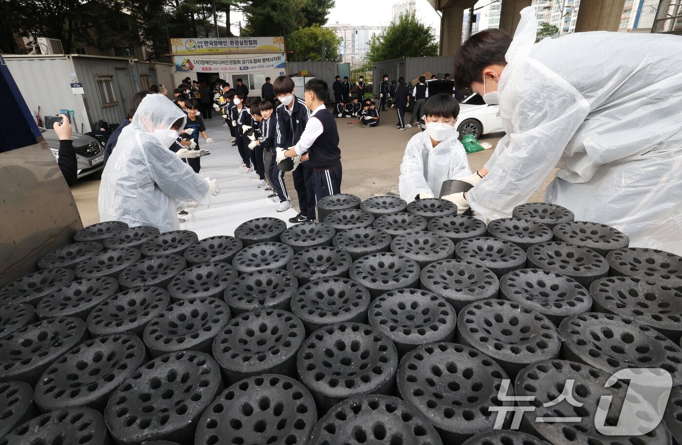 본문 이미지 - 30일 경기 평택시의 한 장애인 단체에서 한광중학교 학생들이 연탄 나눔 봉사활동을 하고 있다. 한광중학교는 올해 평택시 관내 취약계층 8가구에 연탄 4000장을 기부할 예정이며 지난 2013년부터 올해까지 누적 5만 7400장의 연탄을 기부했다. 2025.10.30/뉴스1 ⓒ News1 김영운 기자