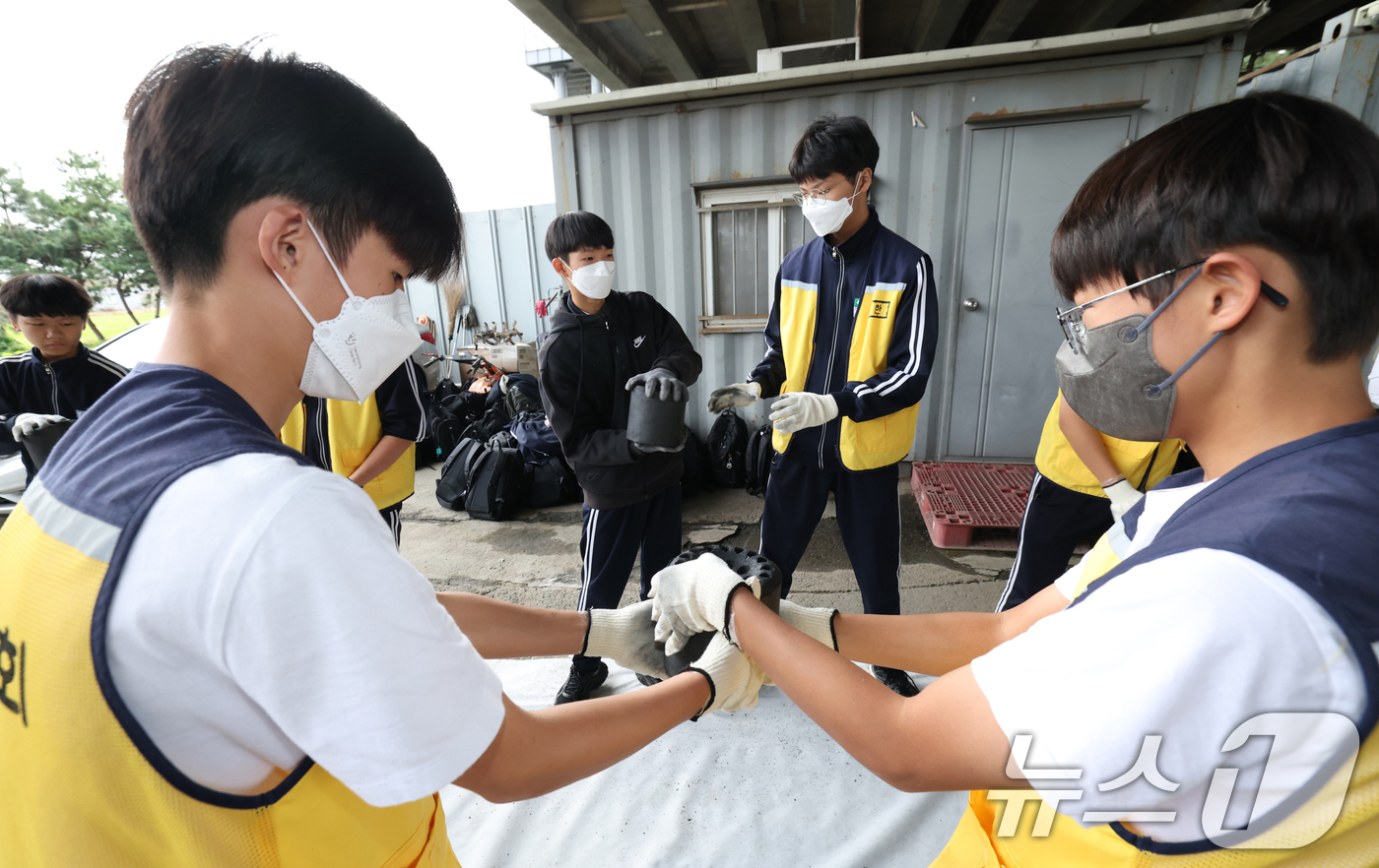 (평택=뉴스1) 김영운 기자 = 30일 경기 평택시의 한 장애인 단체에서 한광중학교 학생들이 연탄 나눔 봉사활동을 하고 있다.한광중학교는 올해 평택시 관내 취약계층 8가구에 연탄 …