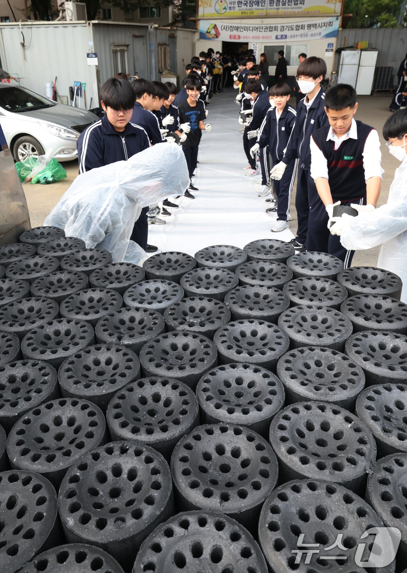 본문 이미지 - 30일 경기 평택시의 한 장애인 단체에서 한광중학교 학생들이 연탄 나눔 봉사활동을 하고 있다. 한광중학교는 올해 평택시 관내 취약계층 8가구에 연탄 4000장을 기부할 예정이며 지난 2013년부터 올해까지 누적 5만 7400장의 연탄을 기부했다. 2025.10.30/뉴스1 ⓒ News1 김영운 기자