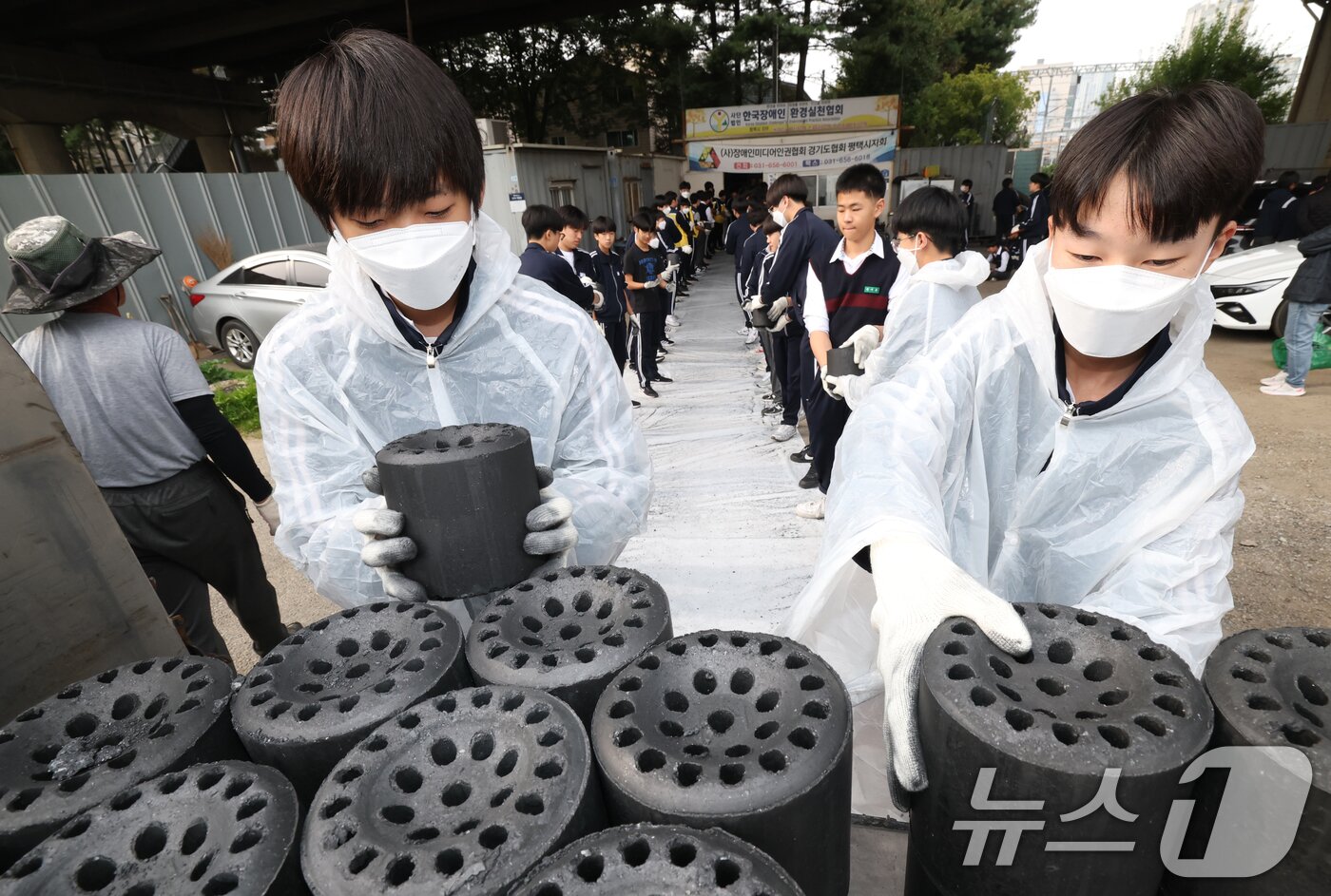 본문 이미지 - 30일 경기 평택시의 한 장애인 단체에서 한광중학교 학생들이 연탄 나눔 봉사활동을 하고 있다. 한광중학교는 올해 평택시 관내 취약계층 8가구에 연탄 4000장을 기부할 예정이며 지난 2013년부터 올해까지 누적 5만 7400장의 연탄을 기부했다. 2025.10.30/뉴스1 ⓒ News1 김영운 기자