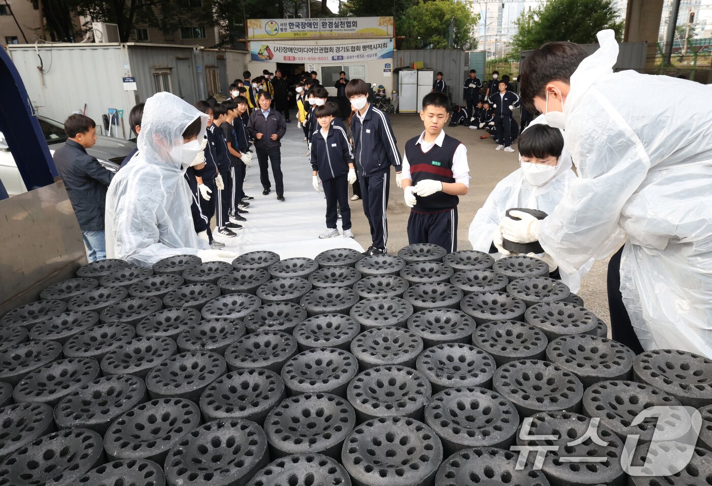 본문 이미지 - 30일 경기 평택시의 한 장애인 단체에서 한광중학교 학생들이 연탄 나눔 봉사활동을 하고 있다. 한광중학교는 올해 평택시 관내 취약계층 8가구에 연탄 4000장을 기부할 예정이며 지난 2013년부터 올해까지 누적 5만 7400장의 연탄을 기부했다. 2025.10.30/뉴스1 ⓒ News1 김영운 기자