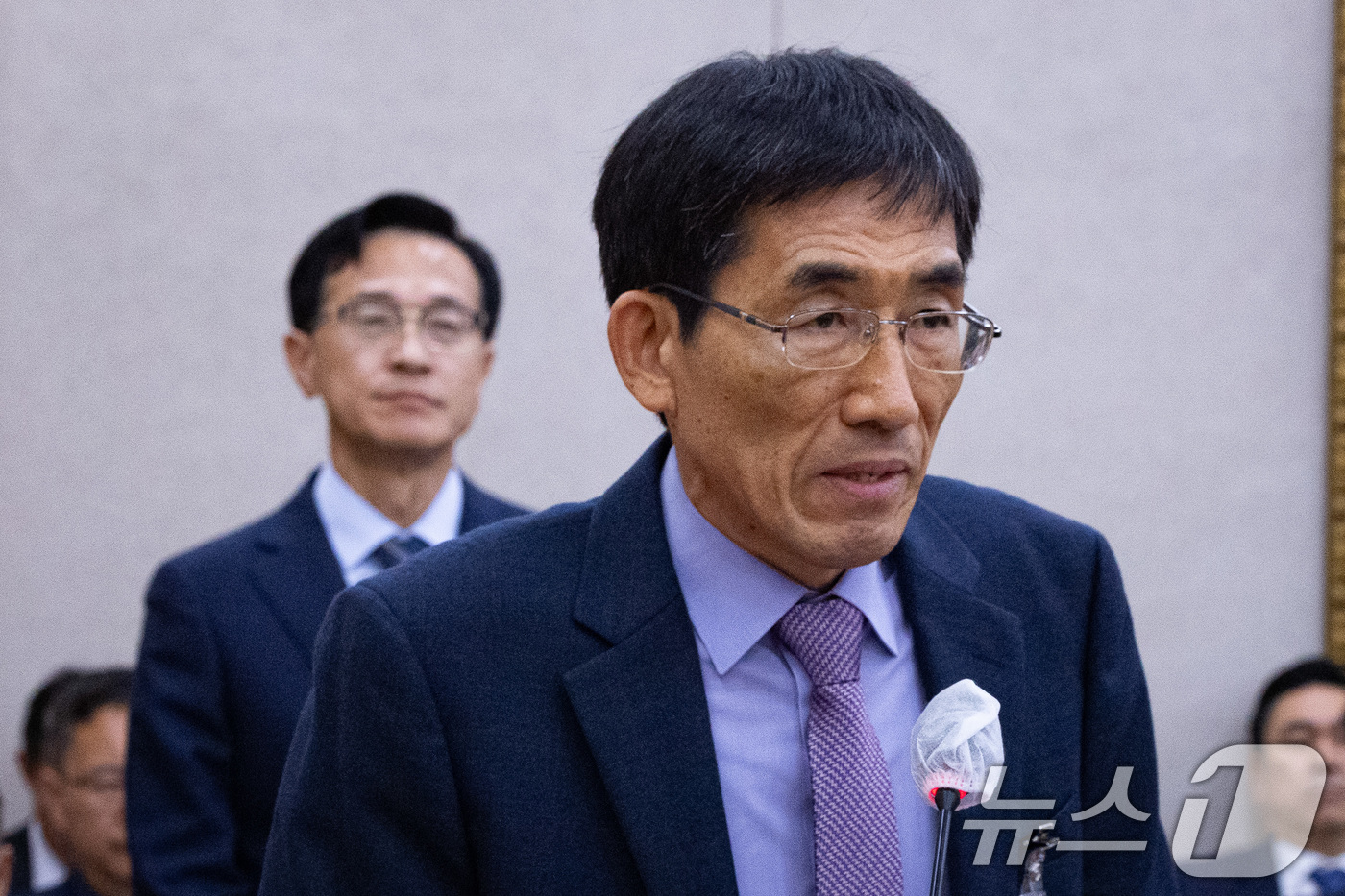 (서울=뉴스1) 유승관 기자 = 박상춘 제주지방해양경찰청장이 30일 서울 여의도 국회에서 열린 농림축산식품해양수산위원회의 해양수산부 등에 대한 국정감사에 참고인으로 출석해 의원 질 …