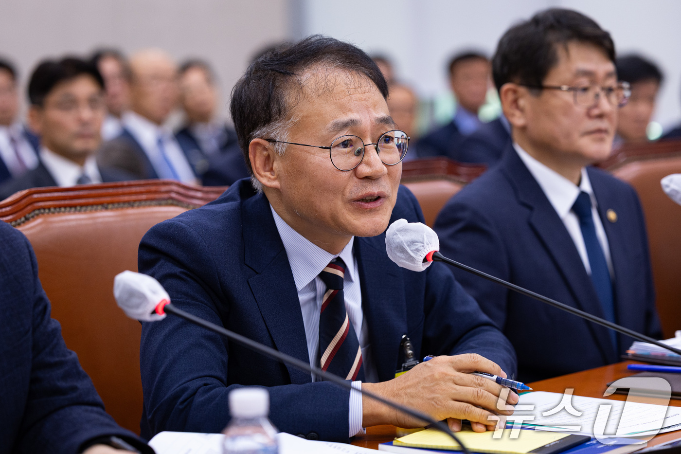 (서울=뉴스1) 유승관 기자 = 최규종 한국조선해양플랜트협회 부회장이 30일 서울 여의도 국회에서 열린 농림축산식품해양수산위원회의 해양수산부 등에 대한 국정감사에 증인으로 출석해 …