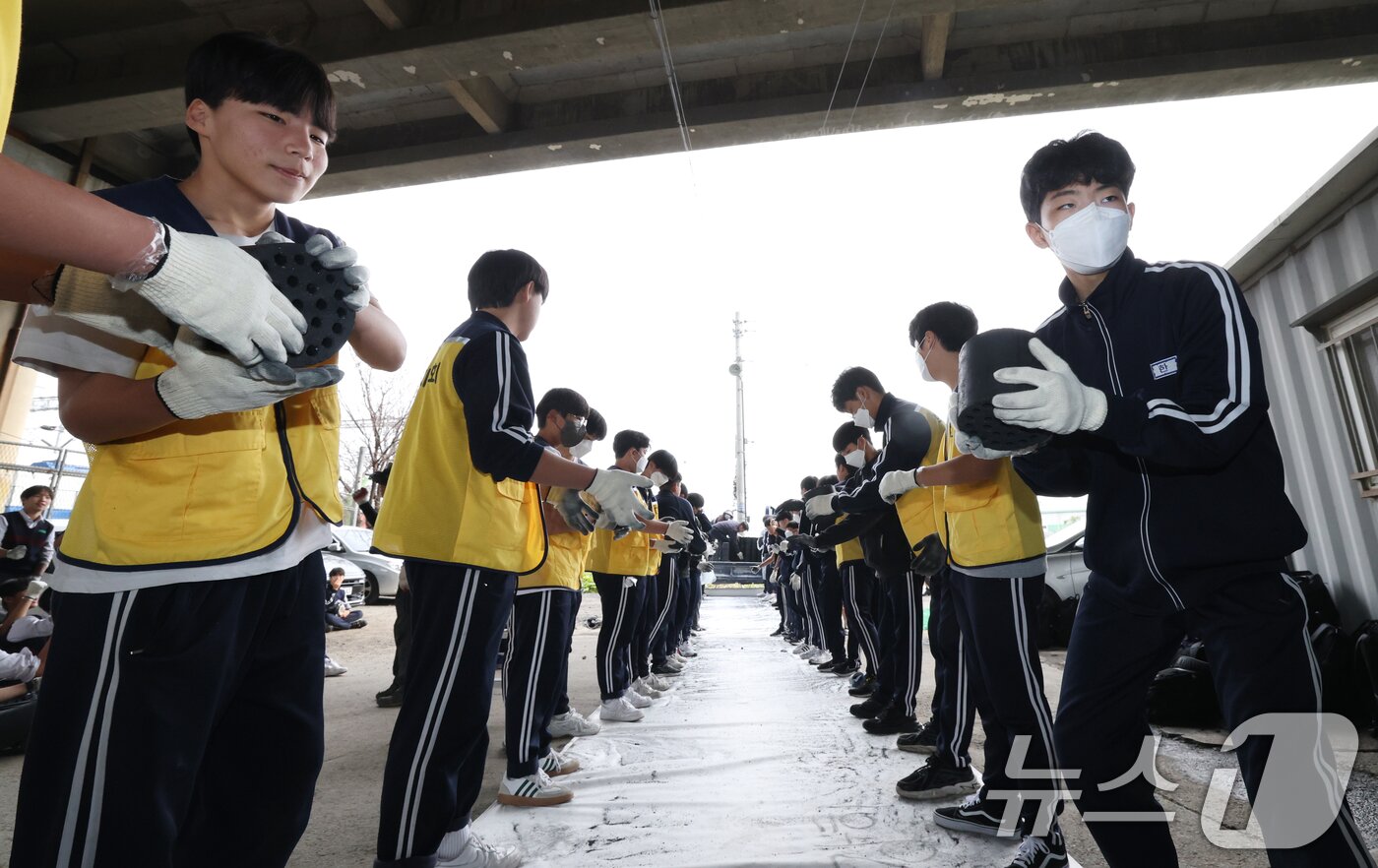 본문 이미지 - 30일 경기 평택시의 한 장애인 단체에서 한광중학교 학생들이 연탄 나눔 봉사활동을 하고 있다. 한광중학교는 올해 평택시 관내 취약계층 8가구에 연탄 4000장을 기부할 예정이며 지난 2013년부터 올해까지 누적 5만 7400장의 연탄을 기부했다. 2025.10.30/뉴스1 ⓒ News1 김영운 기자