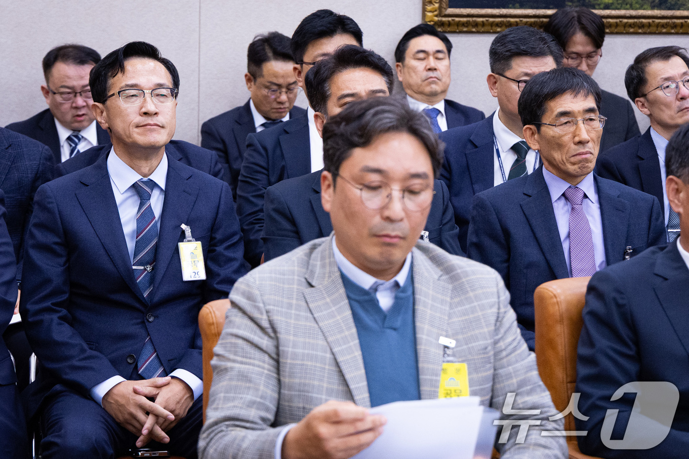 (서울=뉴스1) 유승관 기자 = 박상춘 제주지방해양경찰청장(오른쪽)과 윤성현 전 해양경찰청 수사정보국장(왼쪽)이 30일 서울 여의도 국회에서 열린 농림축산식품해양수산위원회의 해양수 …