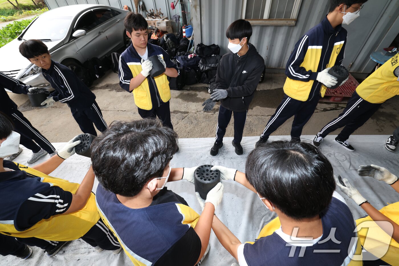 본문 이미지 - 30일 경기 평택시의 한 장애인 단체에서 한광중학교 학생들이 연탄 나눔 봉사활동을 하고 있다. 한광중학교는 올해 평택시 관내 취약계층 8가구에 연탄 4000장을 기부할 예정이며 지난 2013년부터 올해까지 누적 5만 7400장의 연탄을 기부했다. 2025.10.30/뉴스1 ⓒ News1 김영운 기자