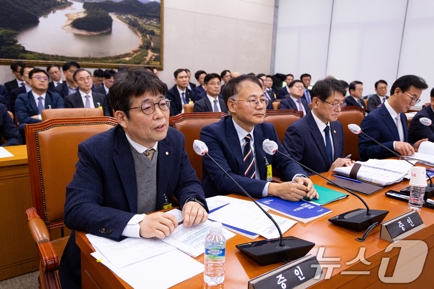 (서울=뉴스1) 유승관 기자 = 유상대 한국은행 부총재가 30일 서울 여의도 국회에서 열린 농림축산식품해양수산위원회의 해양수산부 등에 대한 국정감사에 증인으로 출석해 의원 질의에 …