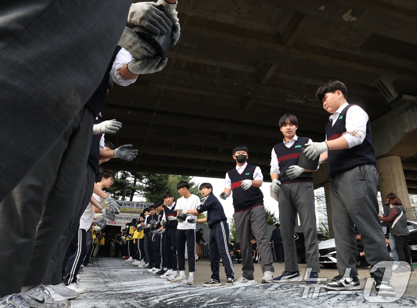 본문 이미지 - 30일 경기 평택시의 한 장애인 단체에서 한광중학교 학생들이 연탄 나눔 봉사활동을 하고 있다. 한광중학교는 올해 평택시 관내 취약계층 8가구에 연탄 4000장을 기부할 예정이며 지난 2013년부터 올해까지 누적 5만 7400장의 연탄을 기부했다. 2025.10.30/뉴스1 ⓒ News1 김영운 기자
