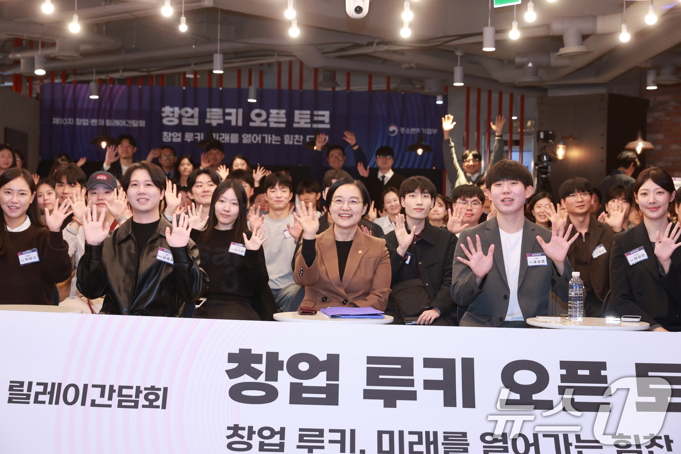 (서울=뉴스1) = 한성숙 중소벤처기업부 장관이 30일 서울 강남구 팁스타운에서 열린 '제10차 창업벤처 간담회 창업 루키 오픈 토크'에서 참석자들과 기념 촬영을 하고 있다. (중 …