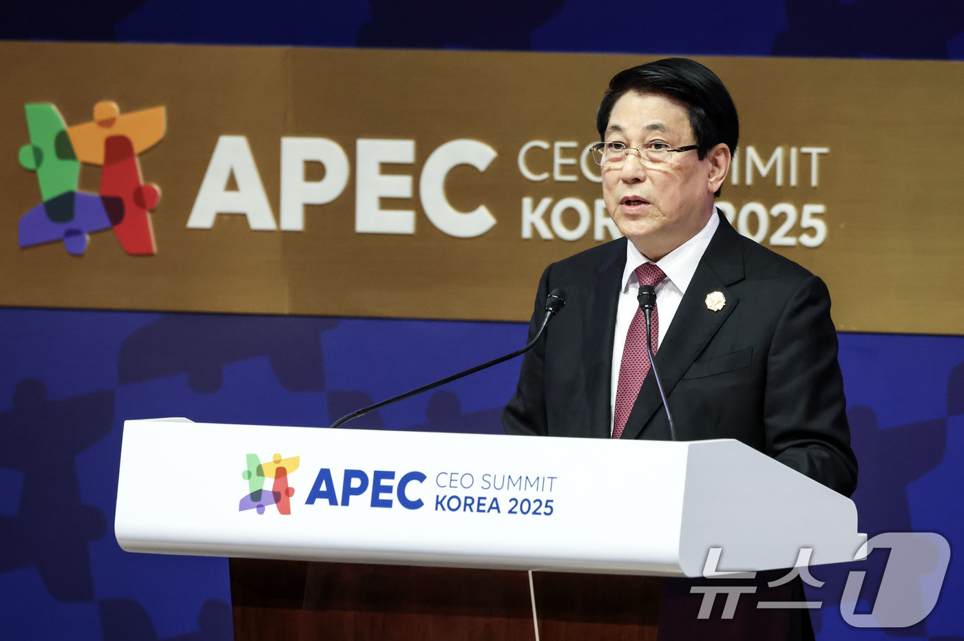 (경주=뉴스1) 김민지 기자 = 르엉 끄엉 베트남 국가주석이 30일 경북 경주예술의전당에서 열린 아시아태평양경제협력체(APEC) 정상회의 최고경영자(CEO) 서밋(Summit) 정 …