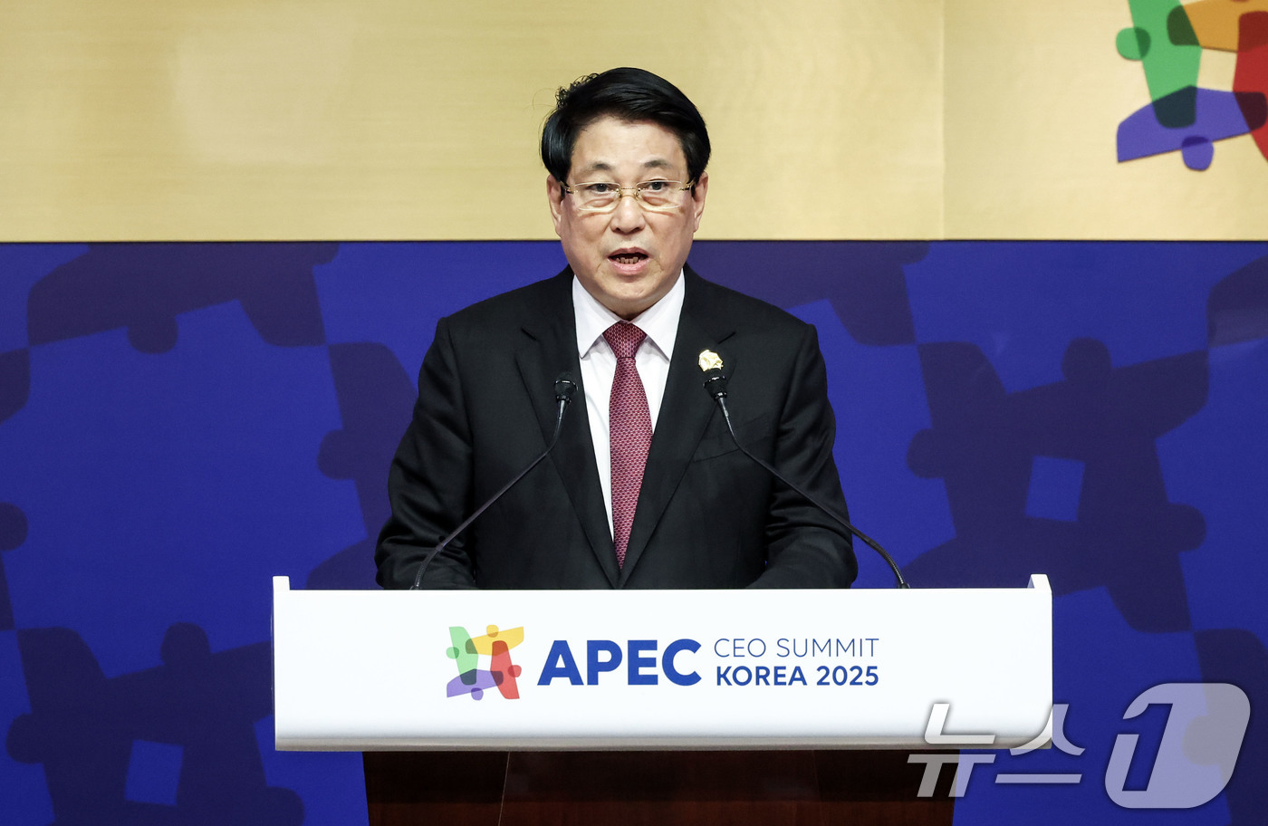 (경주=뉴스1) 김민지 기자 = 르엉 끄엉 베트남 국가주석이 30일 경북 경주예술의전당에서 열린 아시아태평양경제협력체(APEC) 정상회의 최고경영자(CEO) 서밋(Summit) 정 …