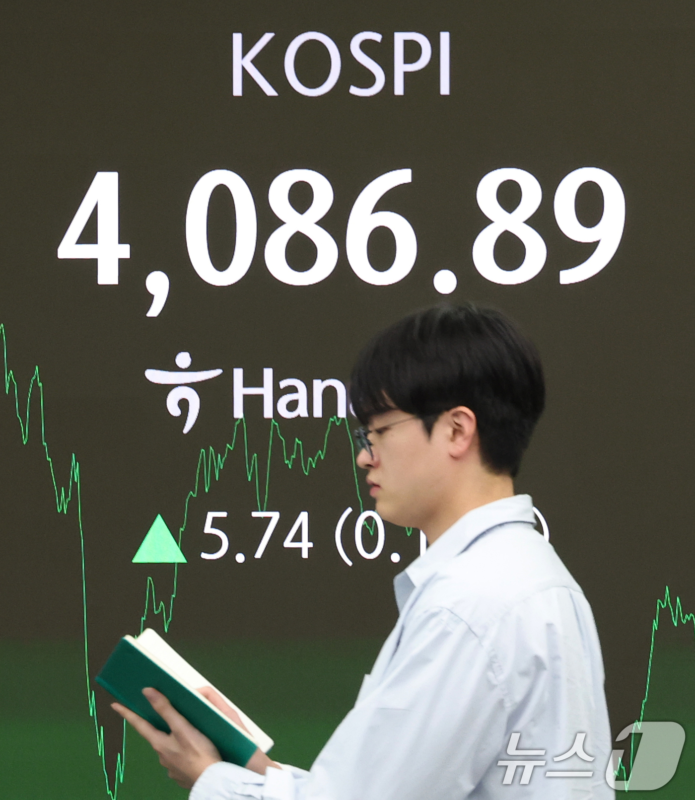 (서울=뉴스1) 오대일 기자 = 코스피가 장중 4100선을 돌파하는 등 사상 최고치를 경신한 30일 오후 서울 중구 하나은행 본점 딜링룸 전광판에 종가가 표시되고 있다.이날 코스피 …