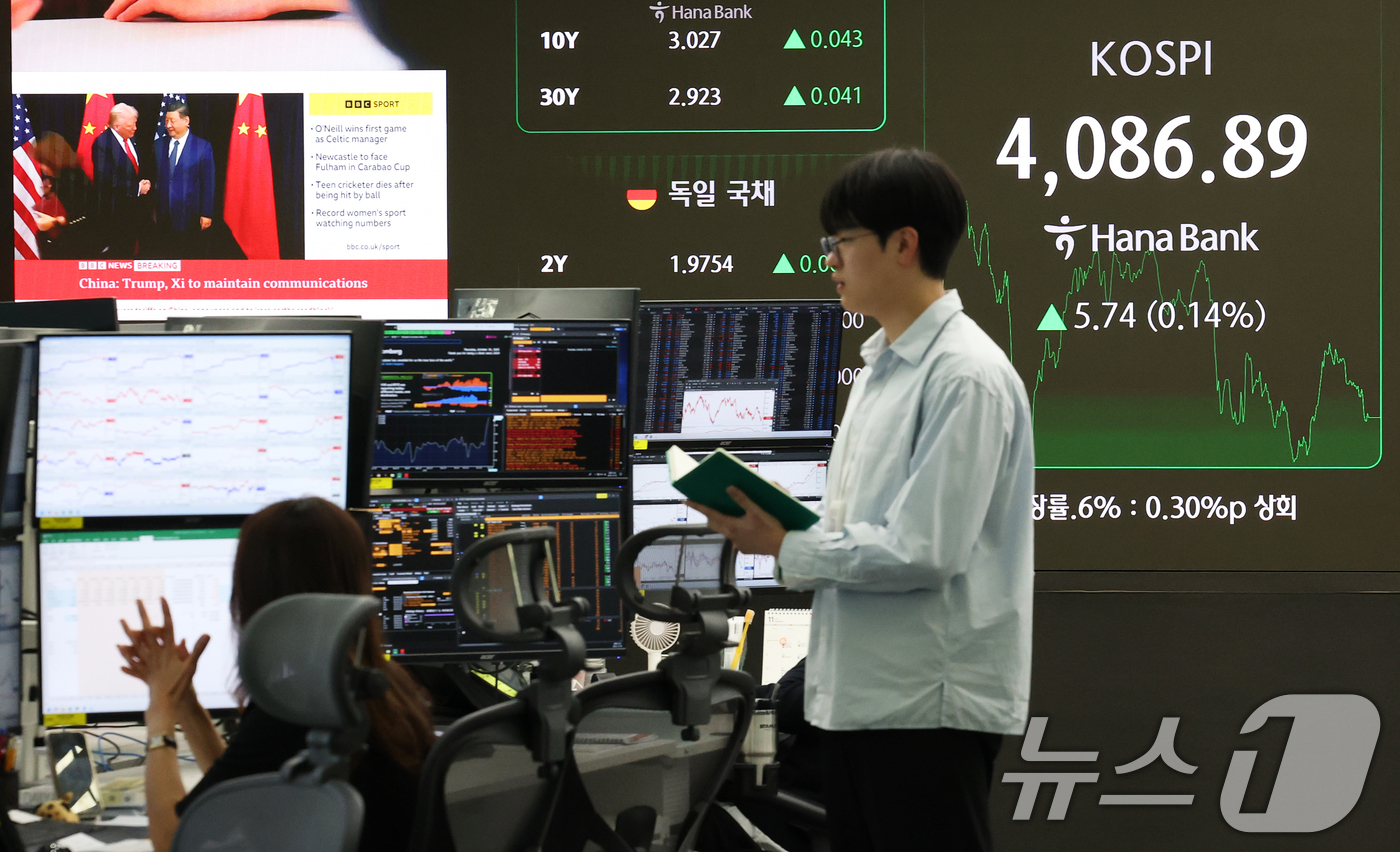 (서울=뉴스1) 오대일 기자 = 코스피가 장중 4100선을 돌파하는 등 사상 최고치를 경신한 30일 오후 서울 중구 하나은행 본점 딜링룸 전광판에 종가가 표시되고 있다.이날 코스피 …