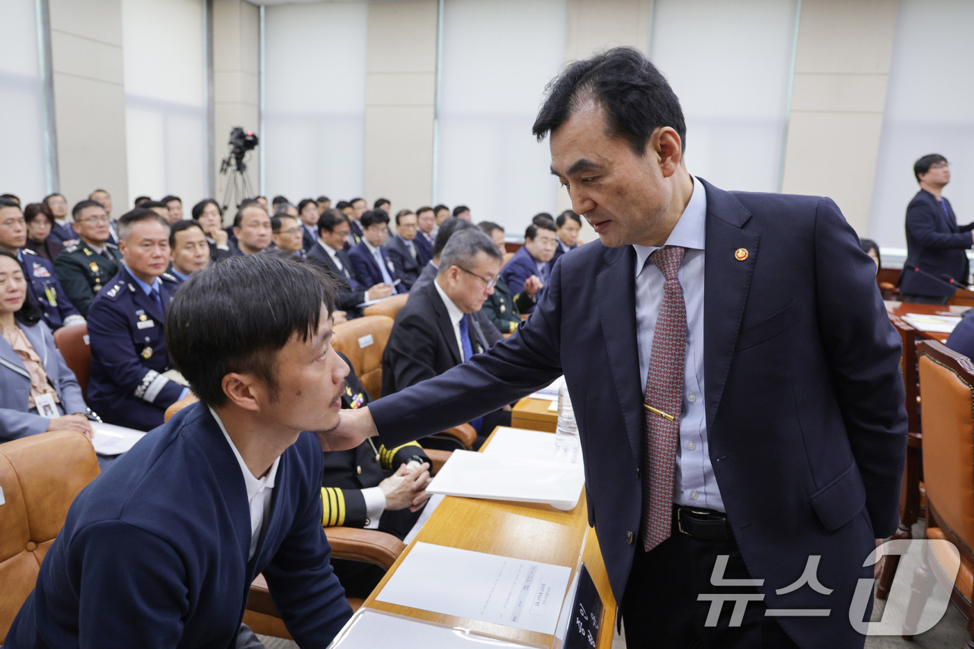 (서울=뉴스1) 신웅수 기자 = 안규백 국방부 장관이 30일 서울 여의도 국회 국방위원회에서 열린 국방부 등에 대한 국정감사 종합감사에서 나형윤 예비역 중사를 위로하고 있다. 20 …