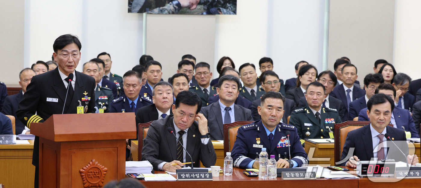 (서울=뉴스1) 신웅수 기자 = 이국종 국군대전병원장이 30일 서울 여의도 국회 국방위원회에서 열린 국방부 등에 대한 국정감사 종합감사에서 의원 질의에 답변하고 있다. 2025.1 …