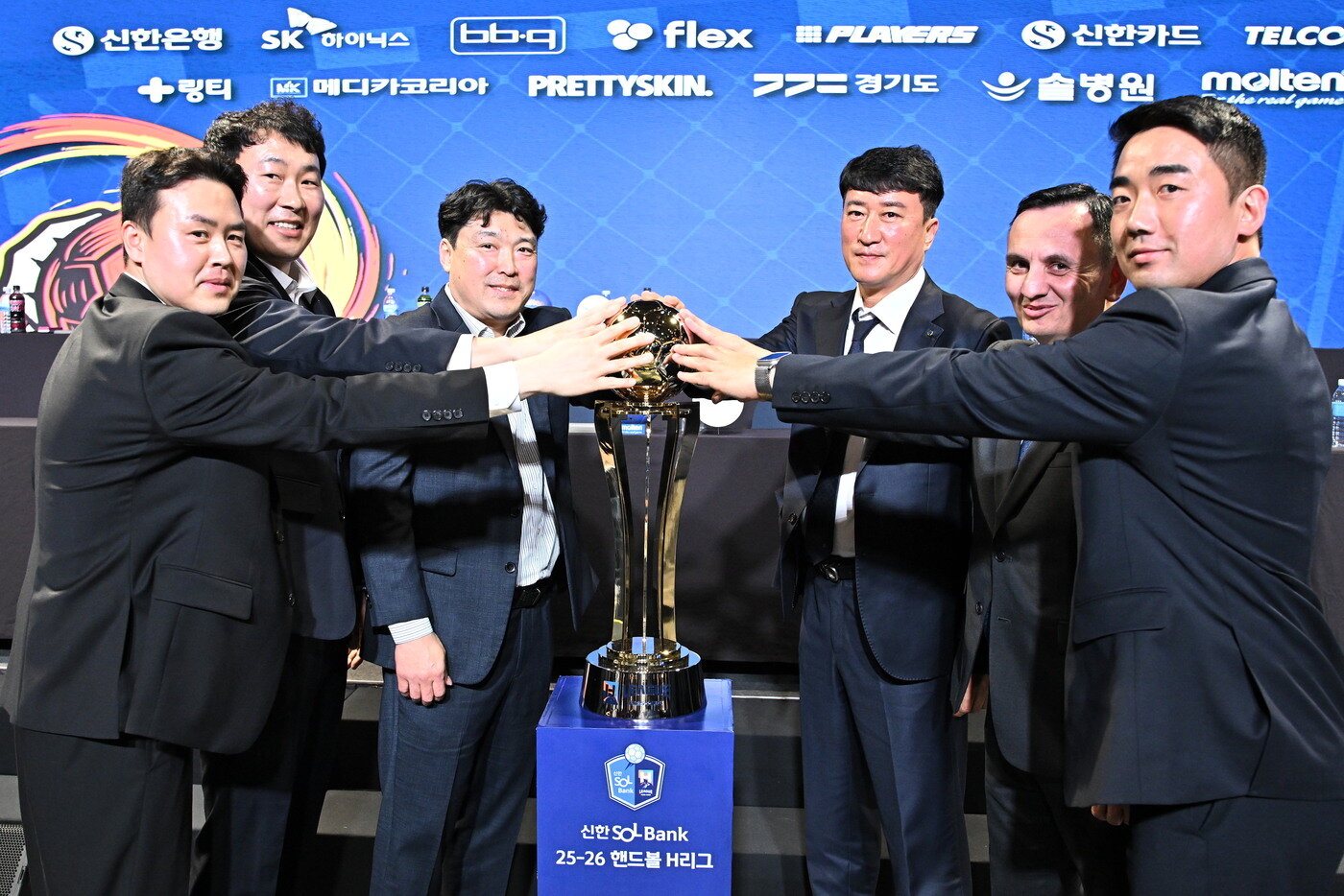 본문 이미지 - 30일 서울 강서구 메이필드 호텔에서 열린 신한 SOL Bank 2025-26 핸드볼 H리그 남자부 미디어데이에서 각 팀 감독과 코치들이 기념촬영을 하고 있다. 사진 왼쪽부터 이석 충남도청 감독, 박찬영 두산 코치, 백원철 하남시청 감독, 장인익 인천도시공사 감독, 누노 알바레즈 SK 호크스 감독, 송병진 상무피닉스 코치. &#40;H리그 제공&#41; 2025.10.30/뉴스1 ⓒ News1 