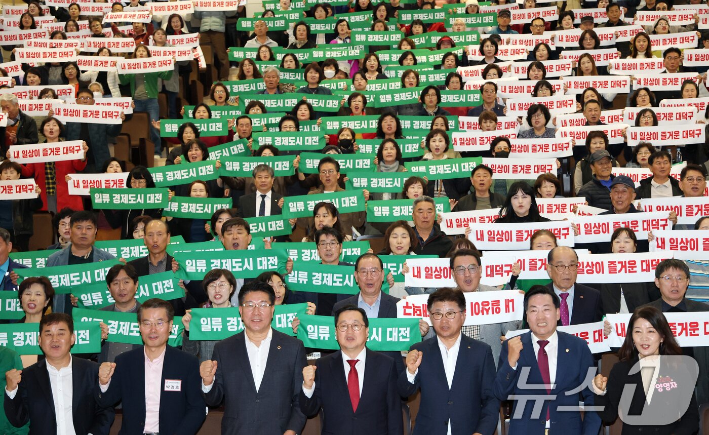 본문 이미지 - 이장우 대전시장이 30일 대덕구 한남대서 열린 '이장우 시장과의 만남'에서 참석자들과 기념촬영 하고 있다. 이 시장은 이날 구민들과 대화의 시간을 갖고 주요 현안, 건의사항과 관련해 소통했다. 2025.10.30/뉴스1 ⓒ News1 김기태 기자