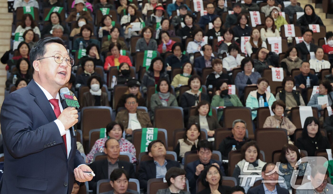 본문 이미지 - 이장우 대전시장이 30일 대덕구 한남대에서 열린 '이장우 시장과의 만남'에서 대덕구지역 주요사업에 대해 설명하고 있다. 이 시장은 이날 구민들과 대화의 시간을 갖고 주요 현안, 건의사항과 관련해 소통했다. 2025.10.30/뉴스1 ⓒ News1 김기태 기자