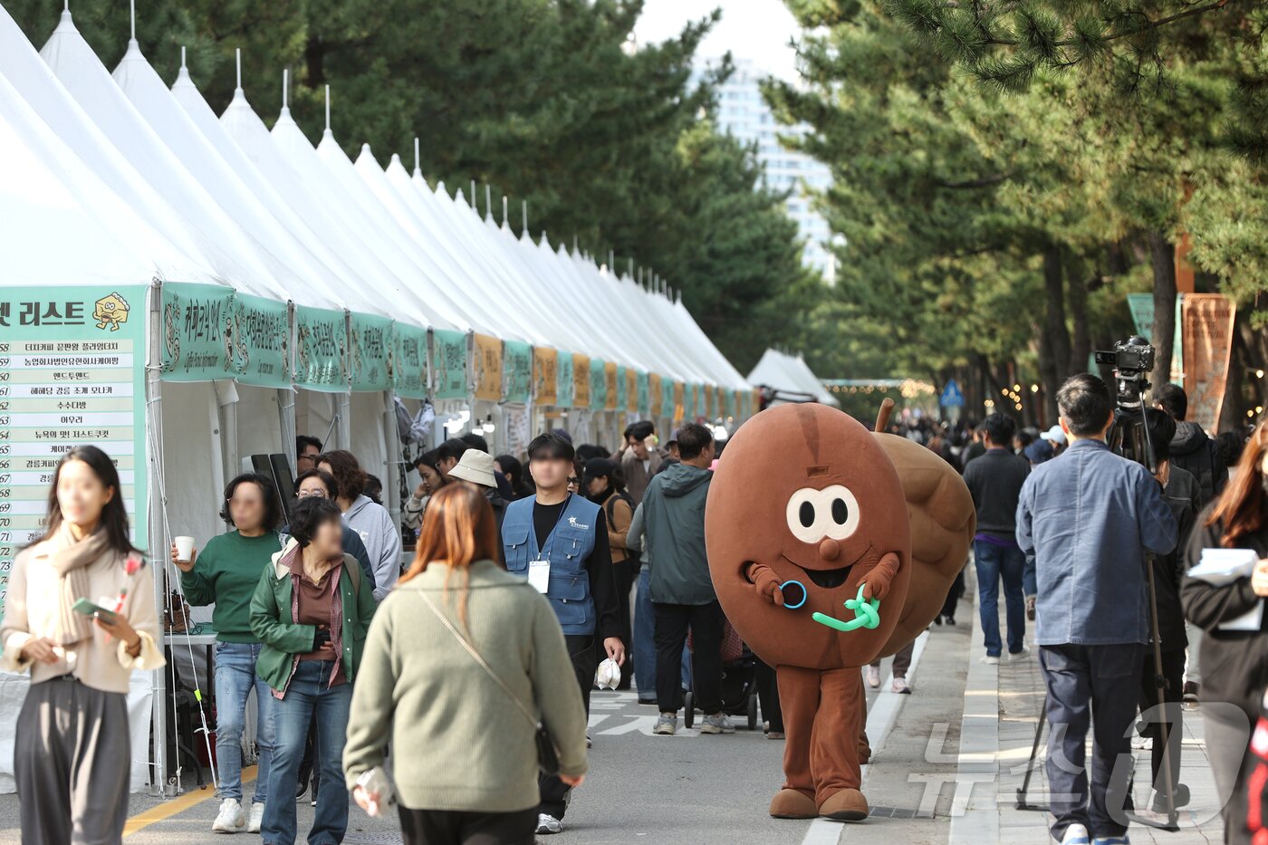 본문 이미지 - 제17회 강릉커피축제 개막 첫날인 지난 10월 30일 강원 강릉시 커피거리 일대가 방문객들로 북적이고 있다. (강릉시 제공, 재판매 및 DB 금지) 