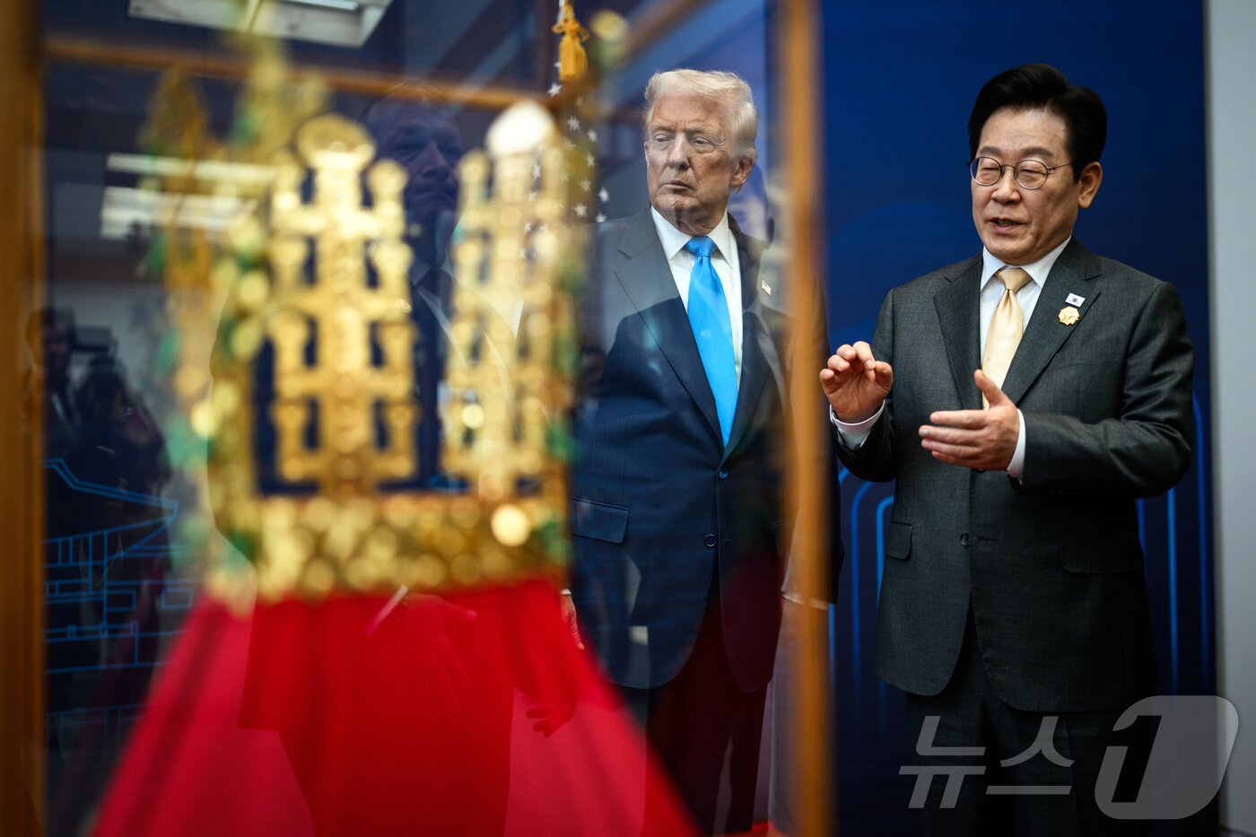 본문 이미지 - 이재명 대통령이 지난 10월 29일 국립경주박물관에서 열린 한미정상회담에 앞서 도널드 트럼프 미국 대통령에게 선물할 신라 금관 모형에 대해 설명하고 있다.&#40;백악관 공식 사진, 다니엘 토록 촬영, 재판매 및 DB금지&#41; ⓒ News1 류정민 특파원